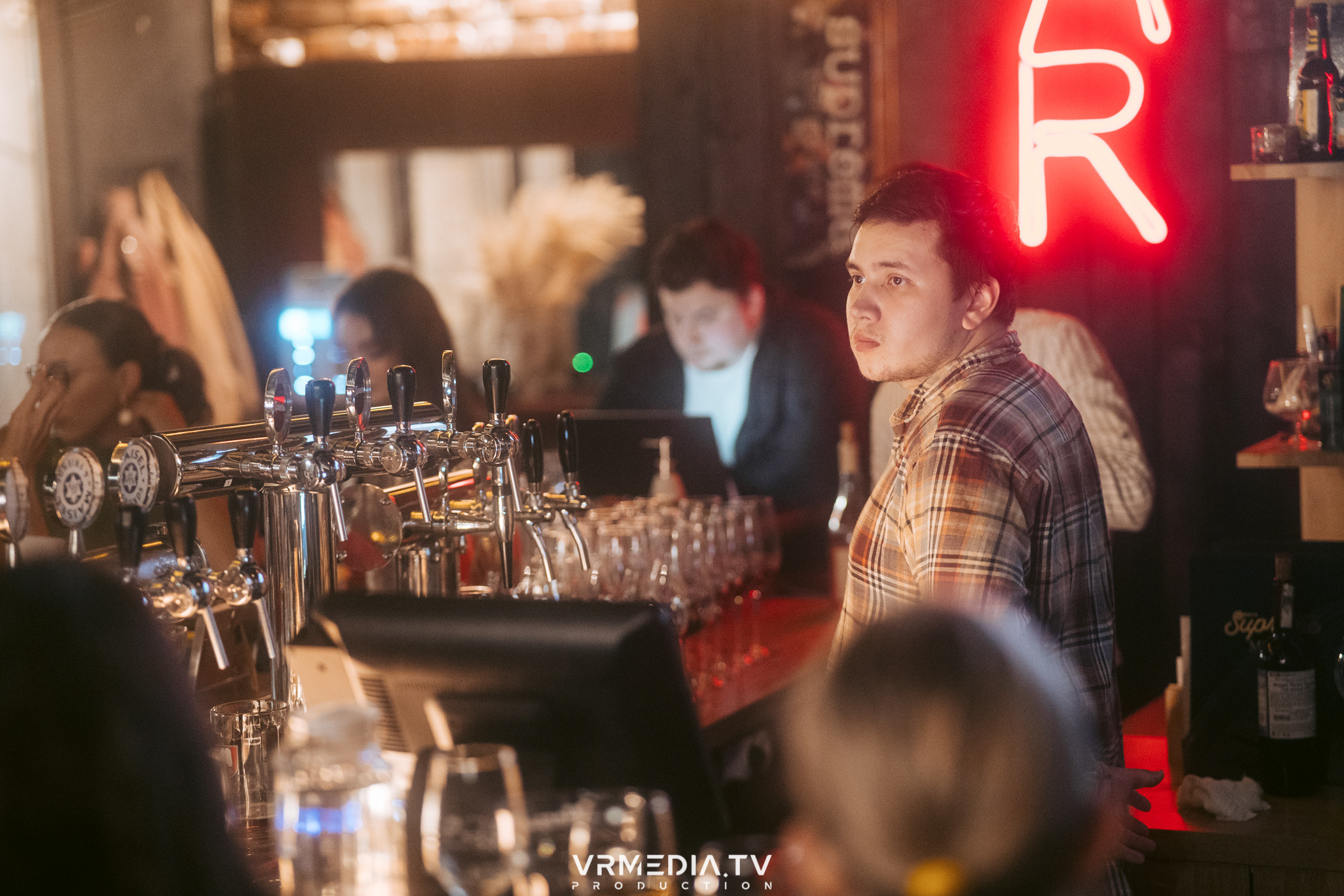 Стихи и Вино в баре «Supreme»