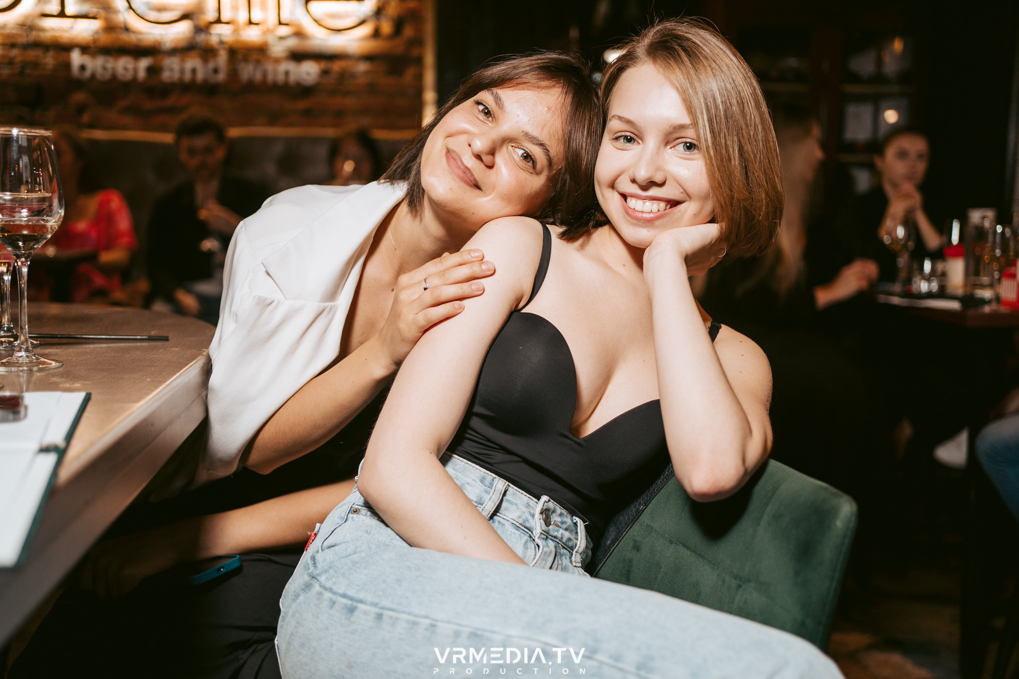 Стихи и Вино в баре «Supreme»