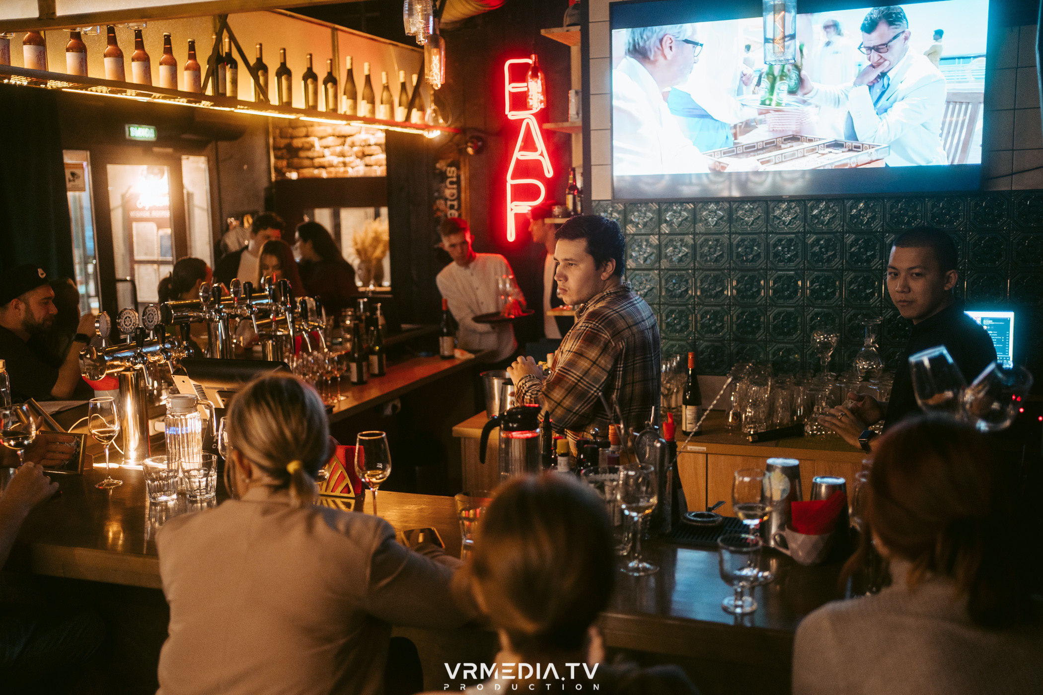 Стихи и Вино в баре «Supreme»