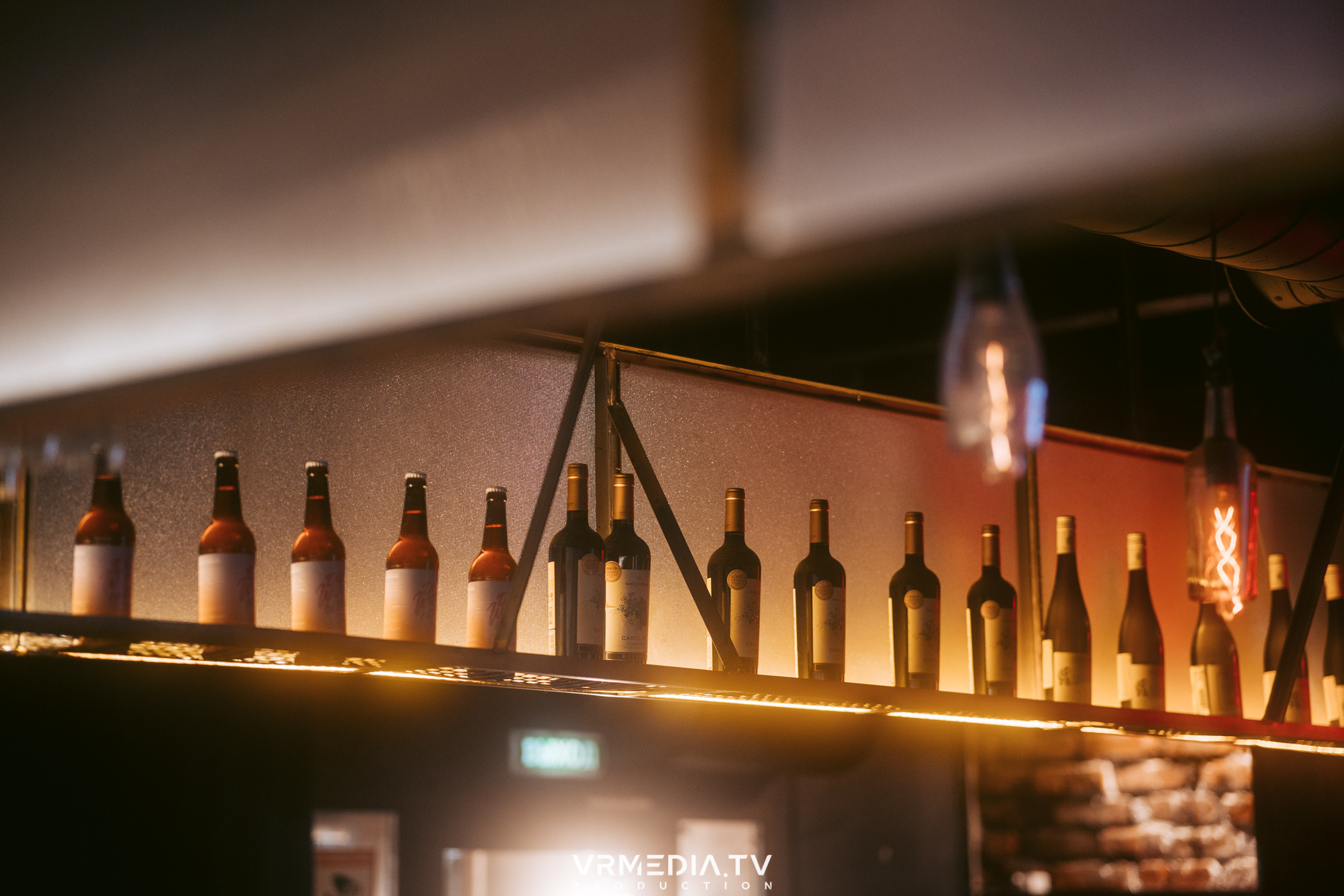 Стихи и Вино в баре «Supreme»