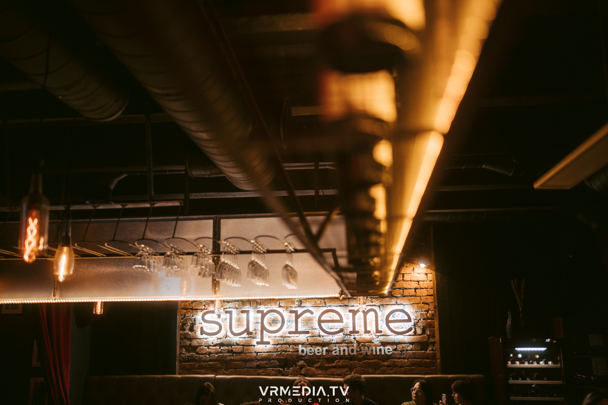 Стихи и Вино в баре «Supreme»