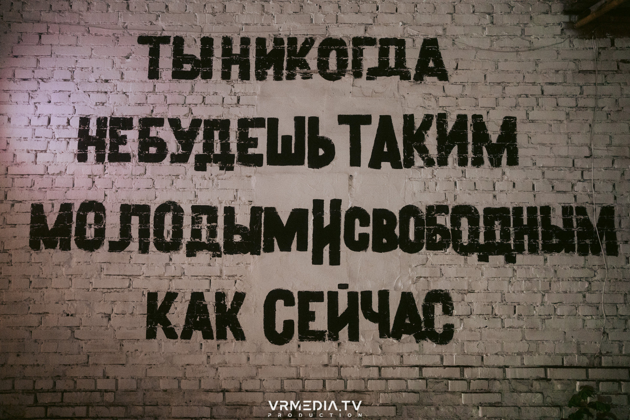 Стихи и Вино в баре «Supreme»