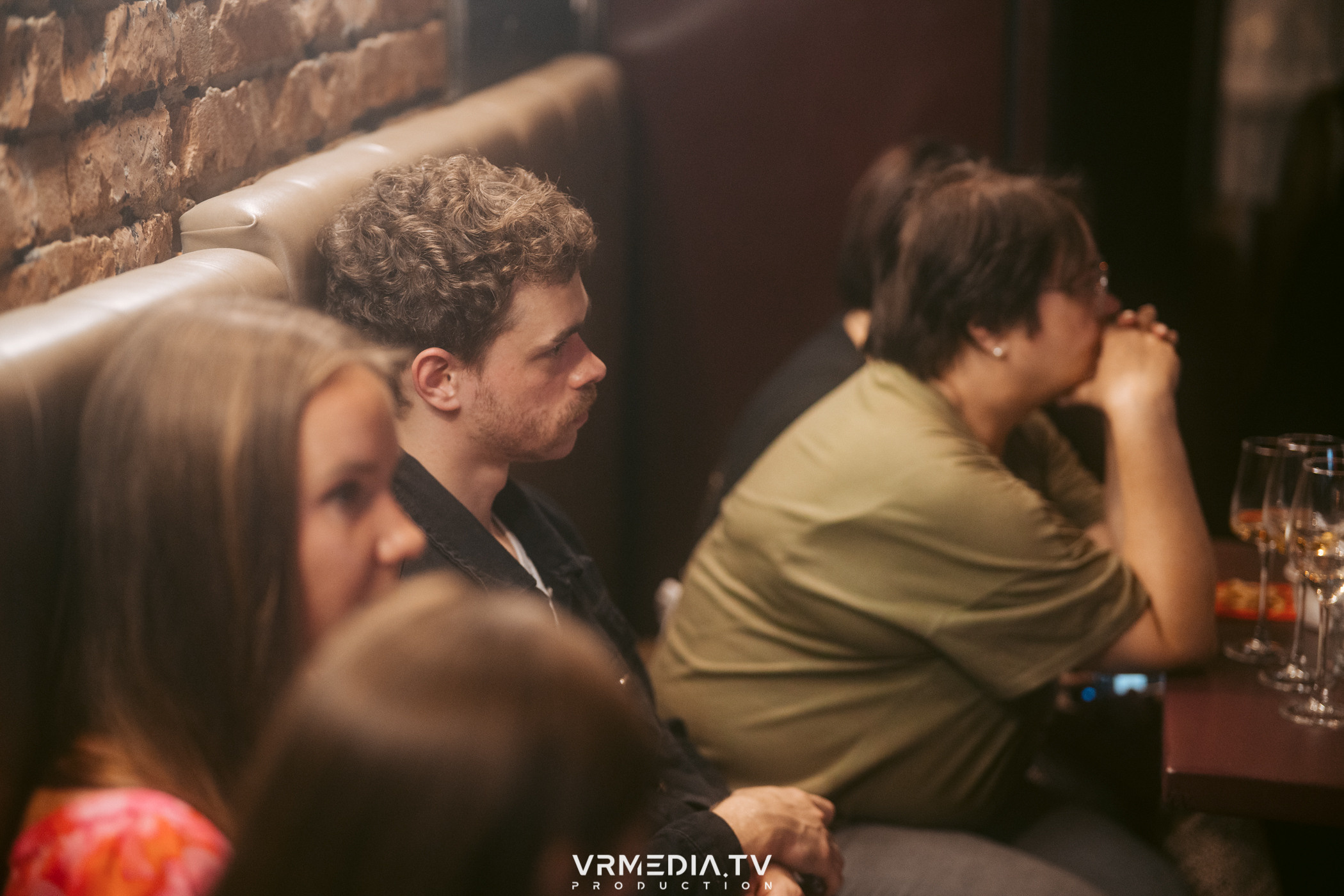 Стихи и Вино в баре «Supreme»