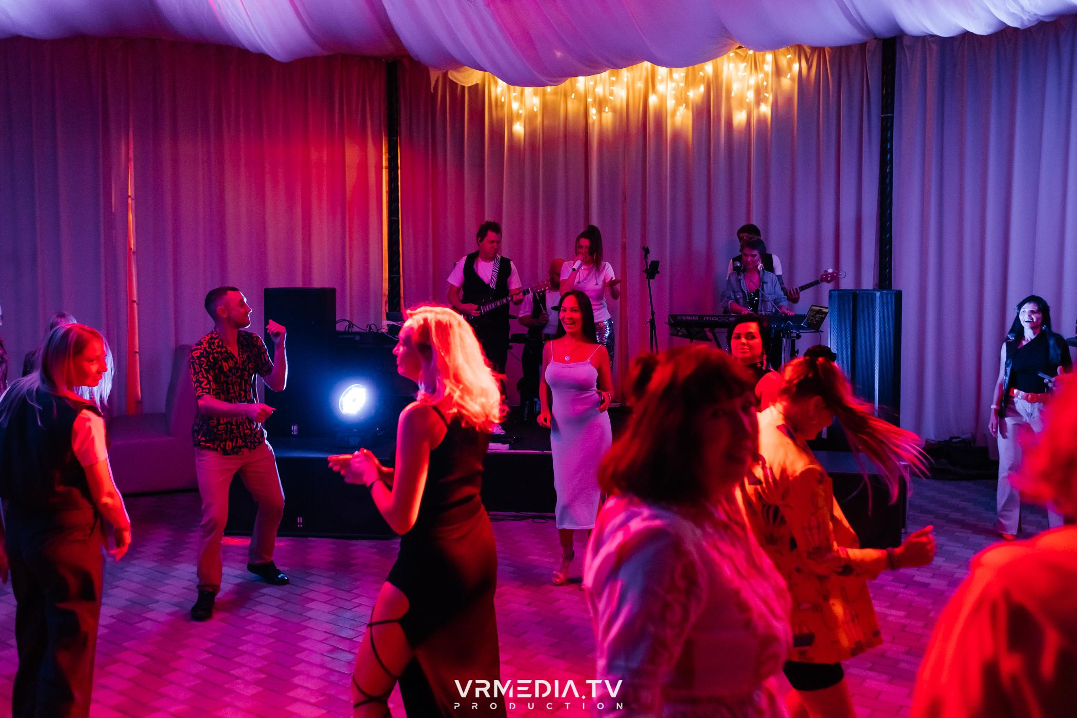 Дискотека 90-х в ресторане «Империя»