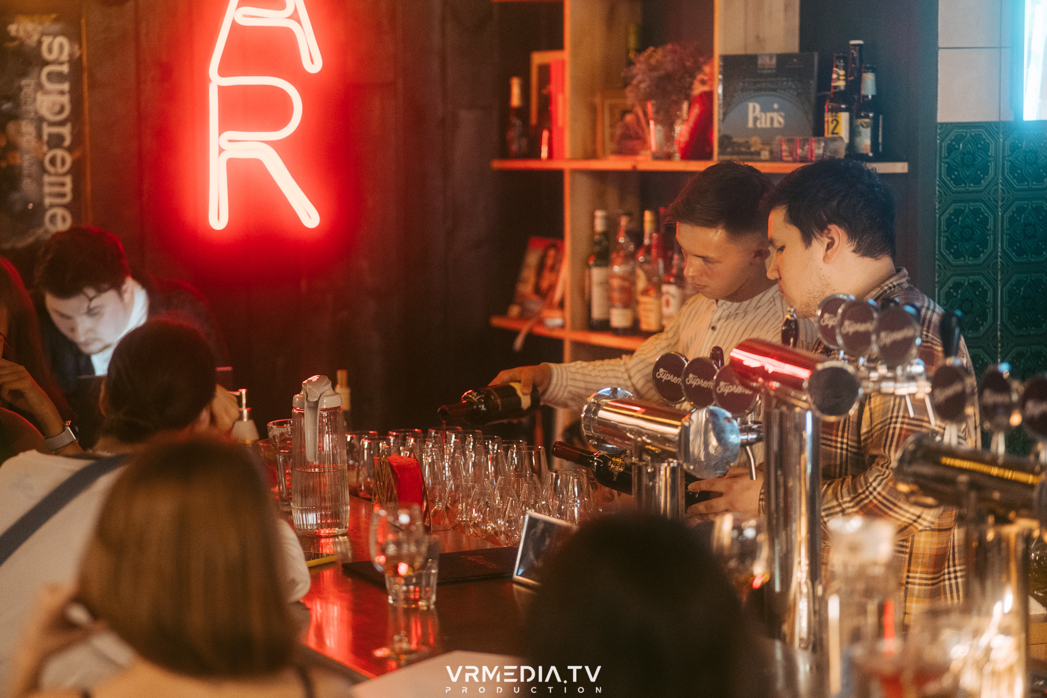 Стихи и Вино в баре «Supreme»