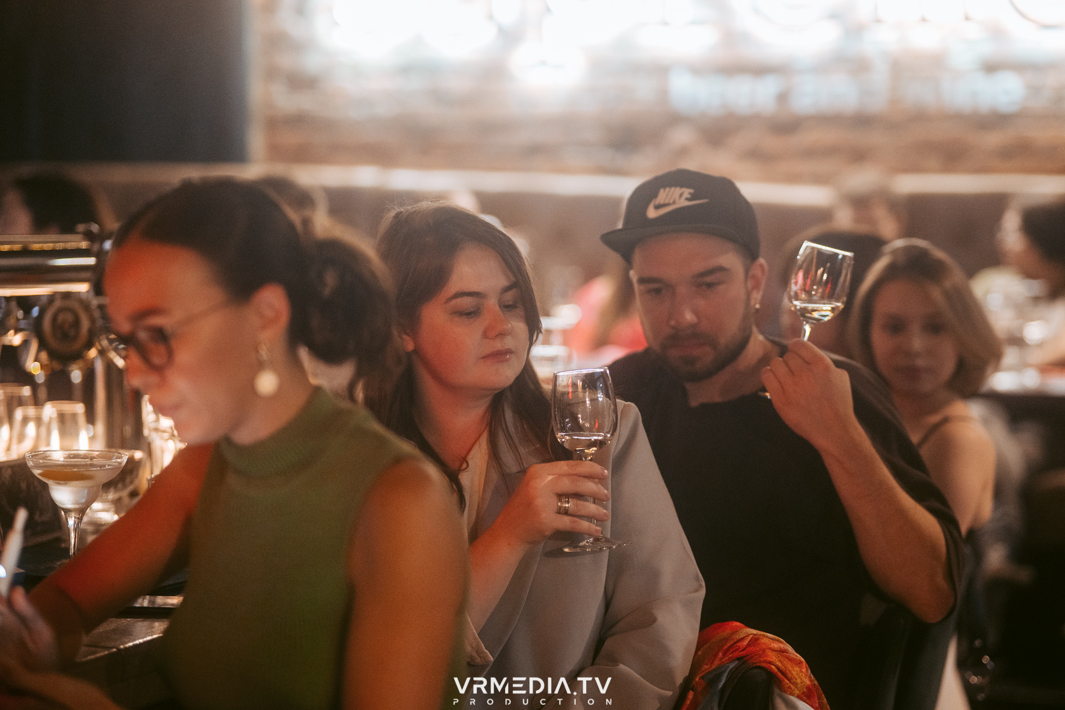 Стихи и Вино в баре «Supreme»