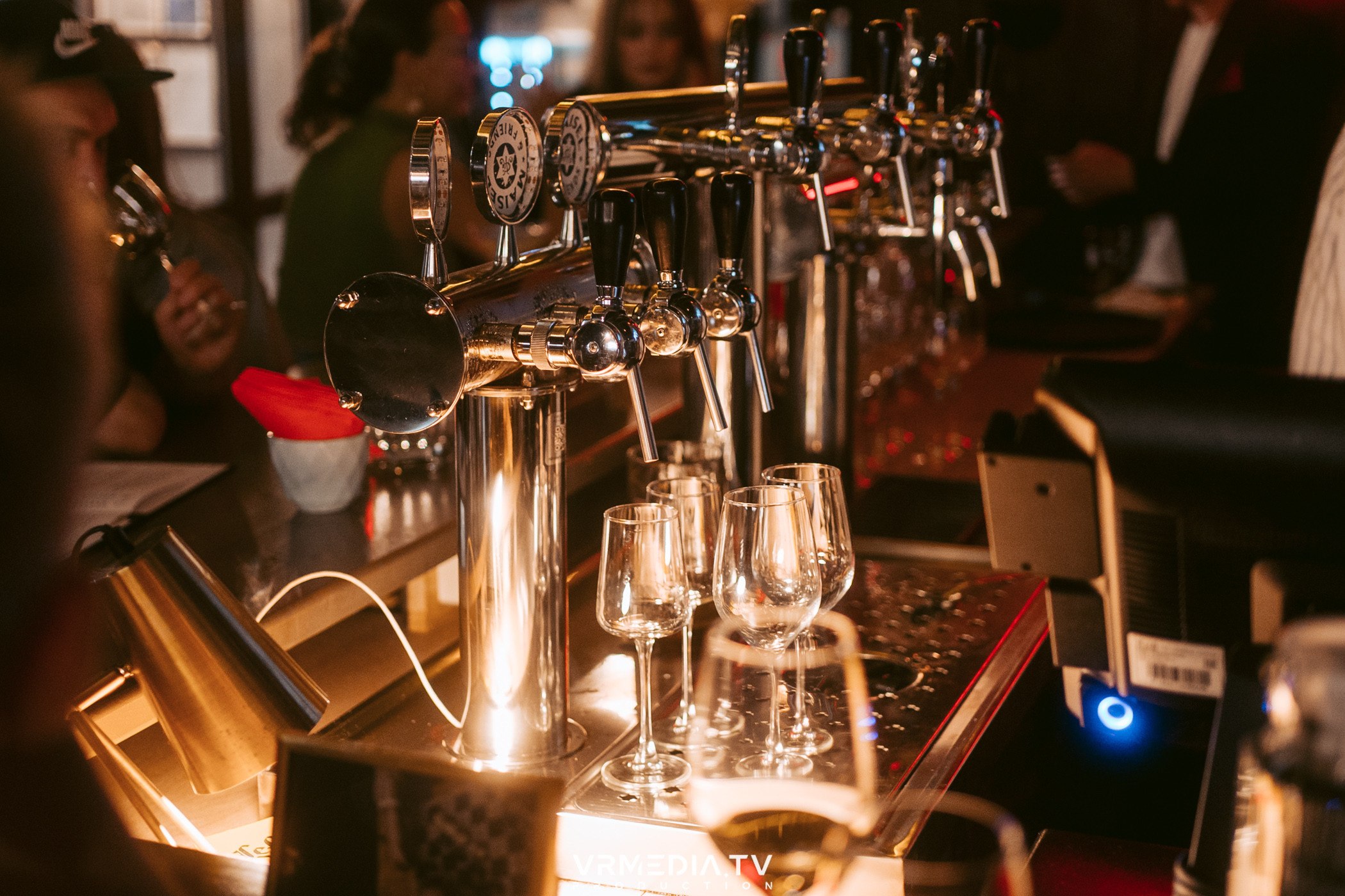 Стихи и Вино в баре «Supreme»