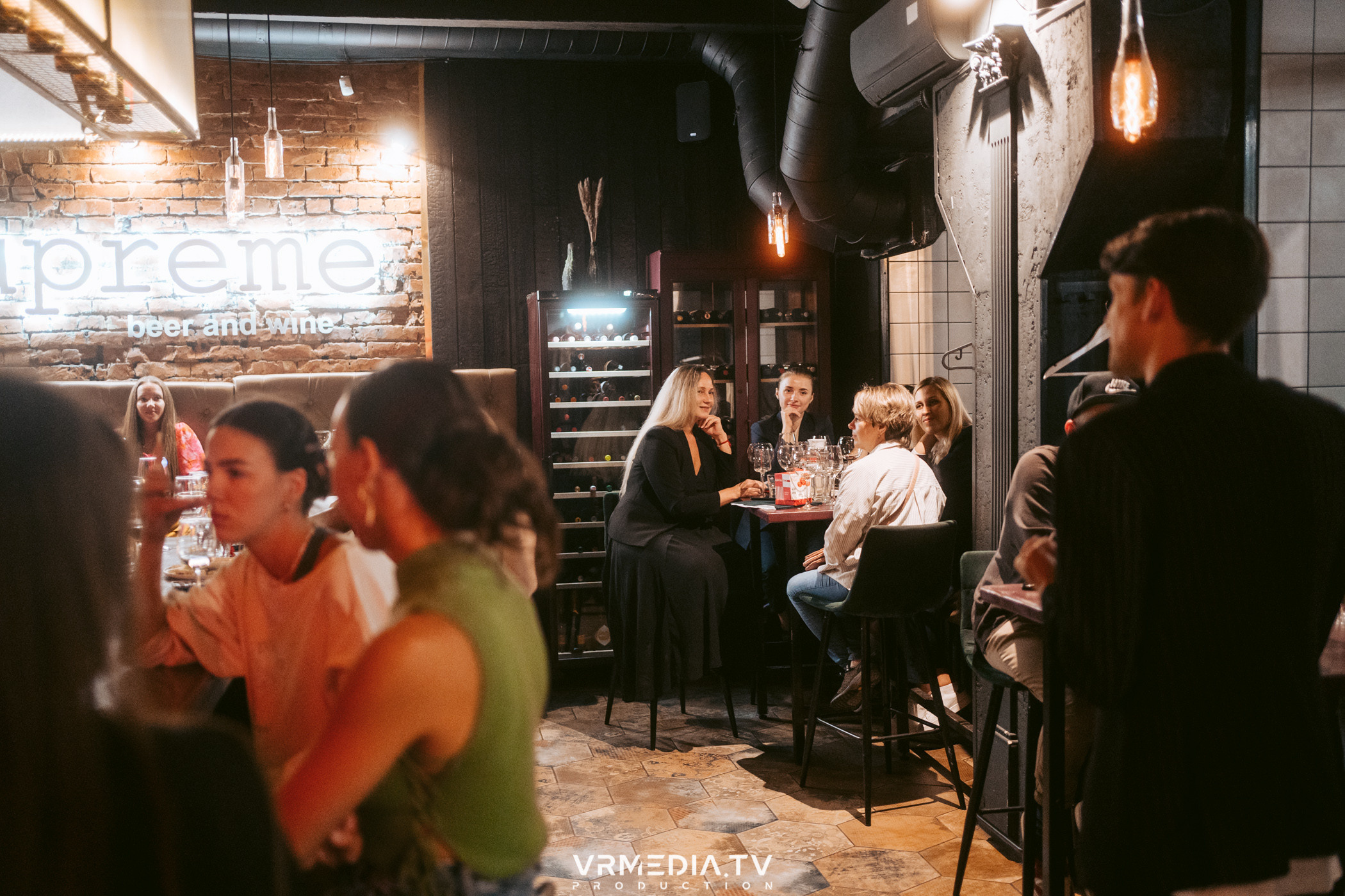 Стихи и Вино в баре «Supreme»