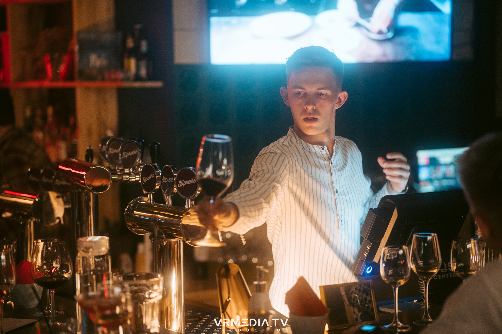 Стихи и Вино в баре «Supreme»