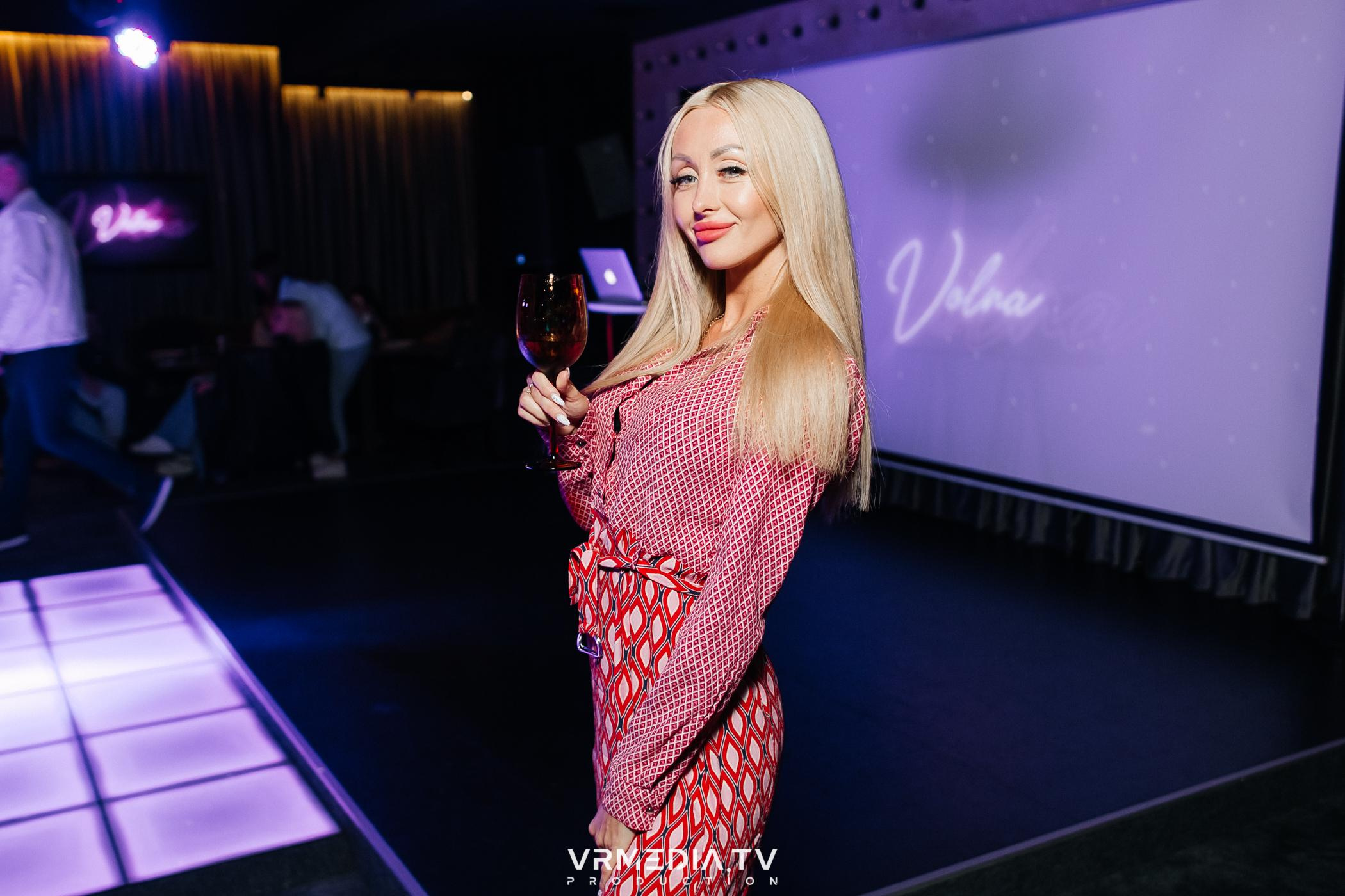 DANCE COCTAIL в караоке-баре «Volna»