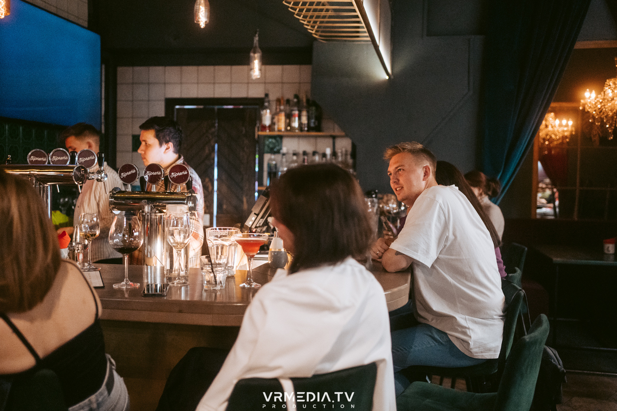 Стихи и Вино в баре «Supreme»