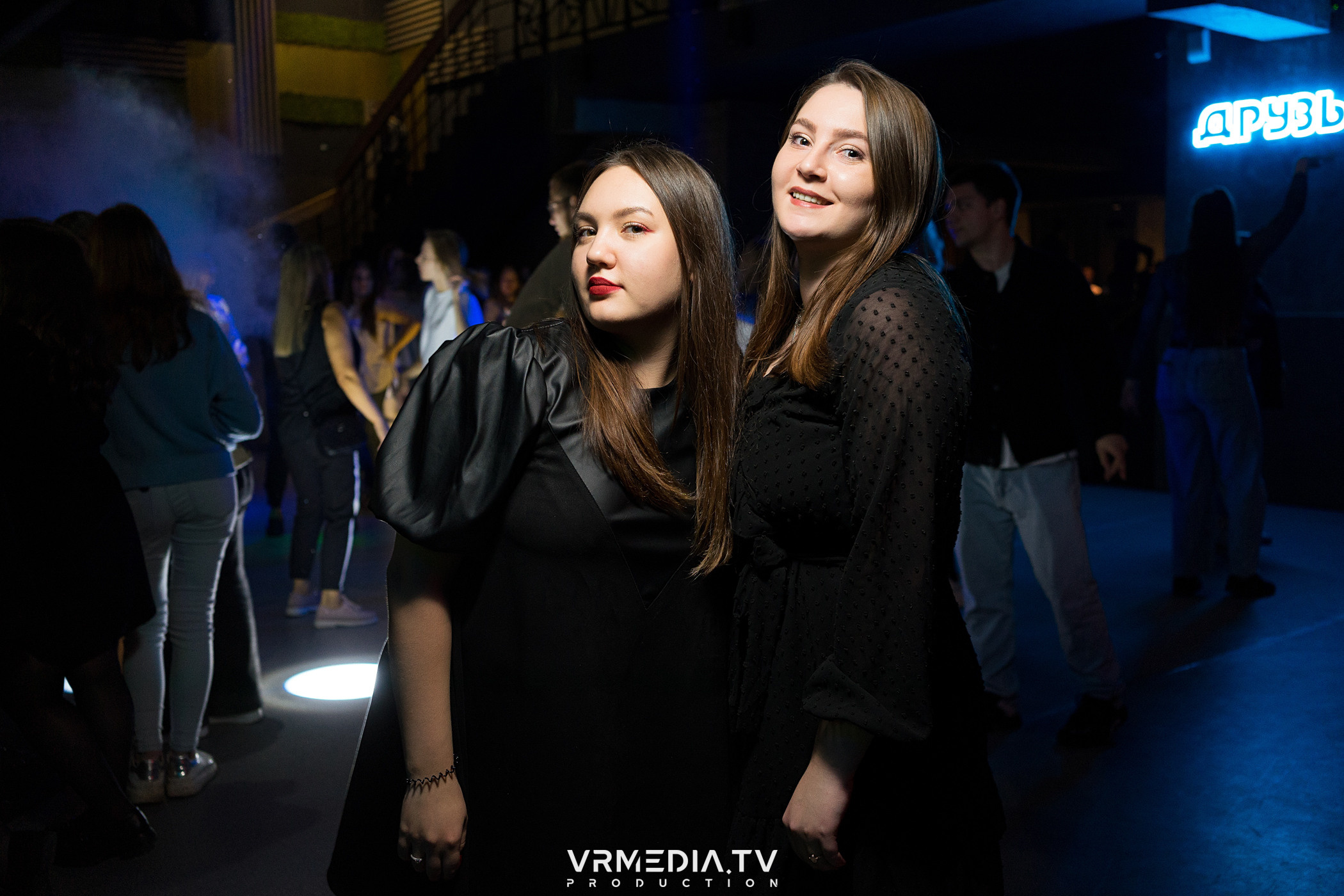 Выходные в баре «Друзья»