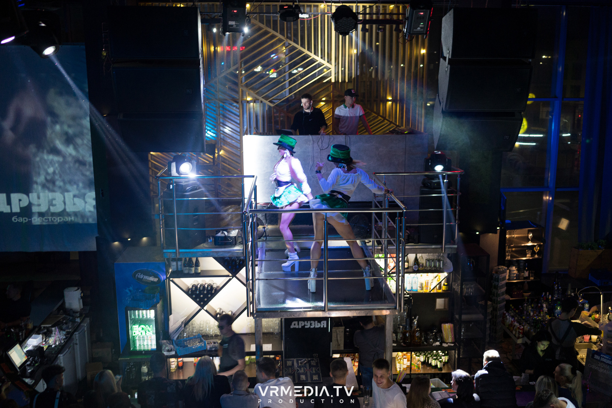 Октоберфест в баре «Друзья»