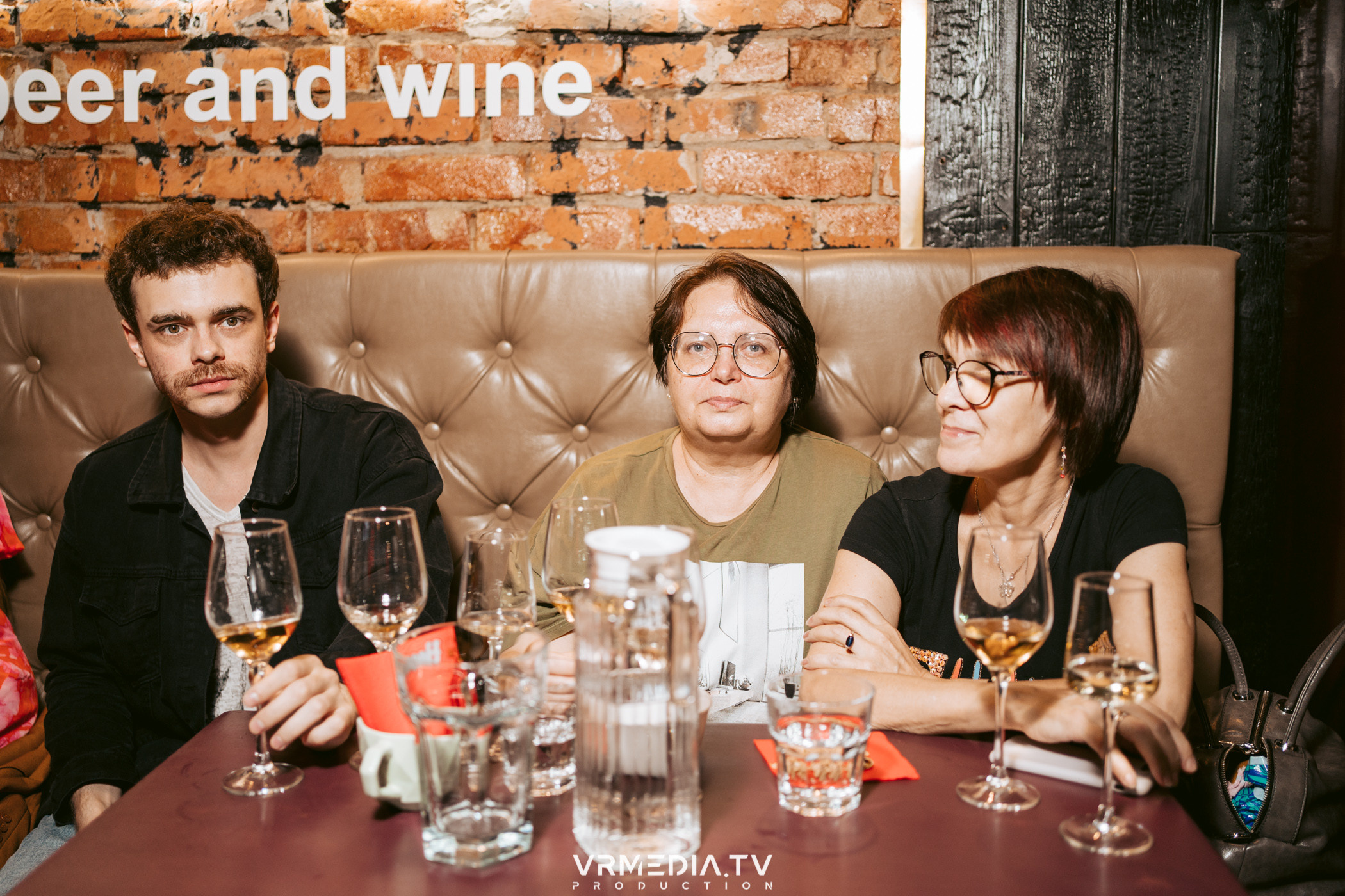 Стихи и Вино в баре «Supreme»