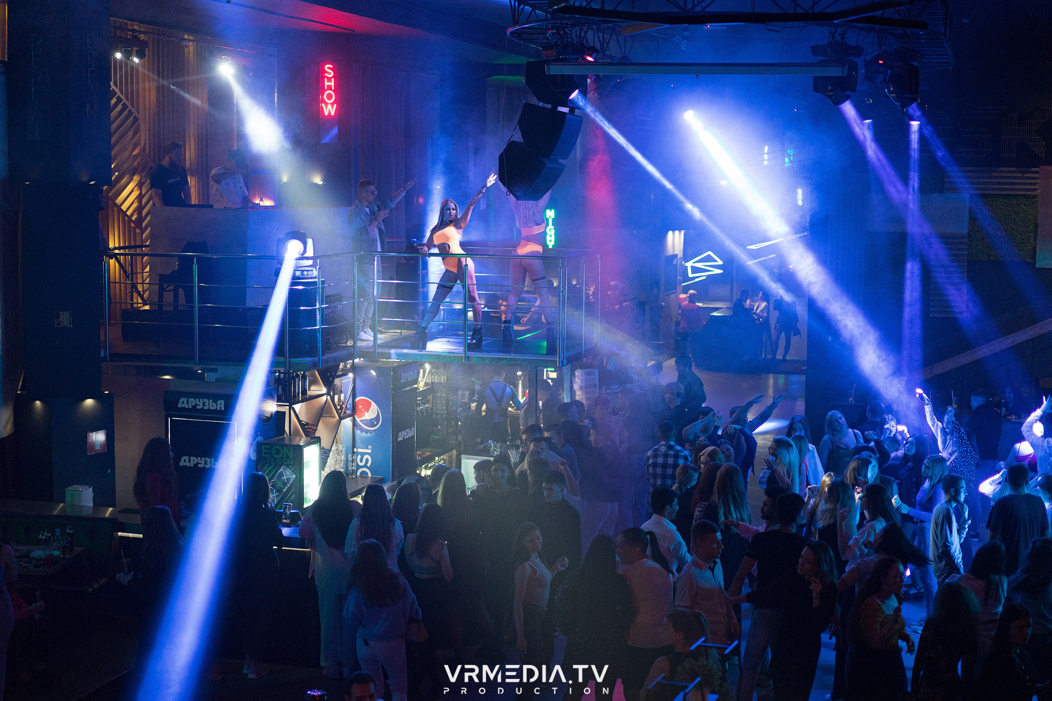 Выходные в баре «Друзья»