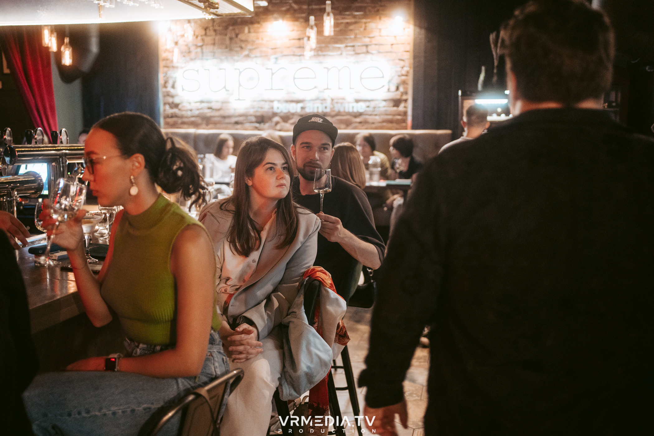 Стихи и Вино в баре «Supreme»