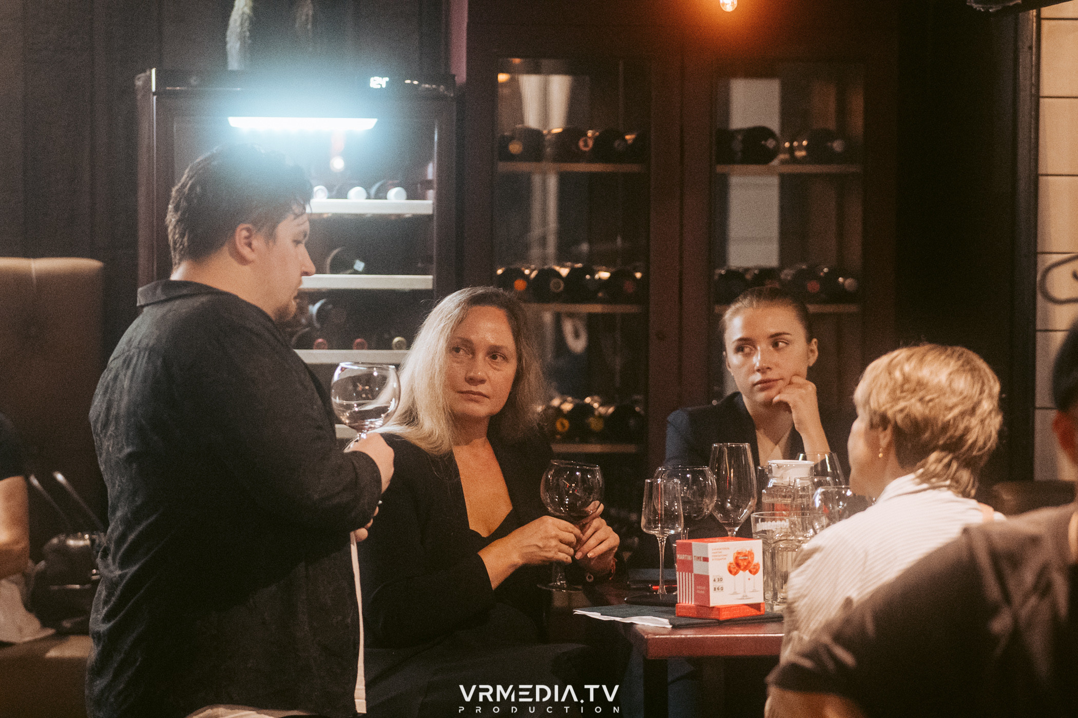 Стихи и Вино в баре «Supreme»