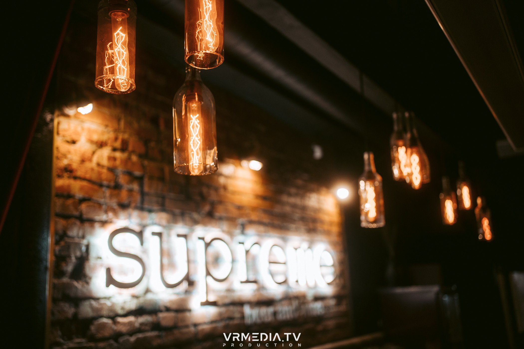 Стихи и Вино в баре «Supreme»