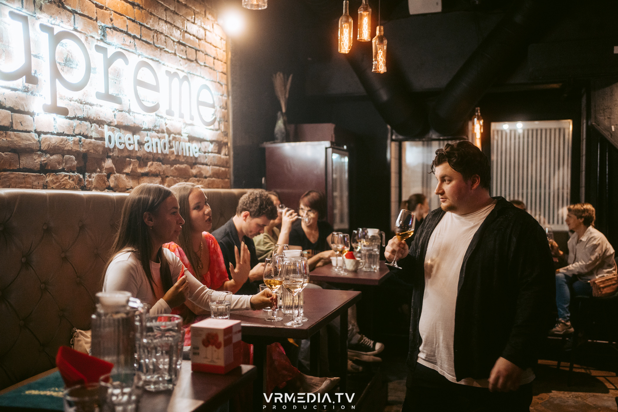 Стихи и Вино в баре «Supreme»