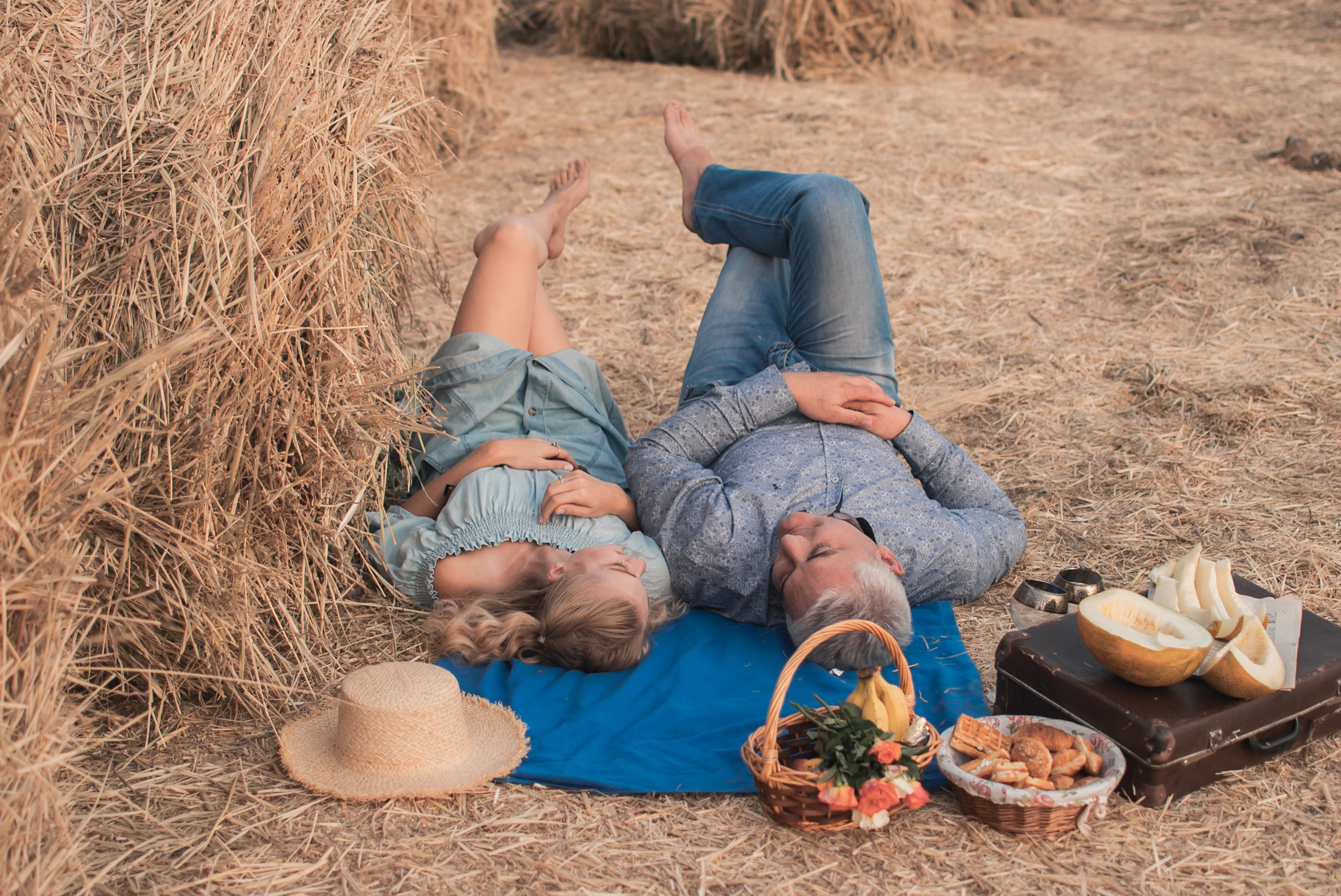 Лавстори Анастасии и Дмитрия в сене. Семейный фотограф в Оренбурге Анна Рожкова