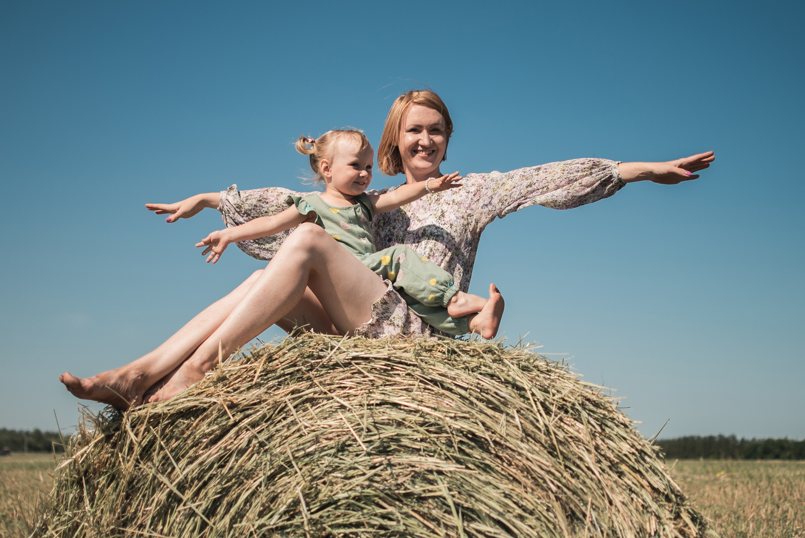Дочки матери на сене. Семейный фотограф в Оренбурге Анна Рожкова