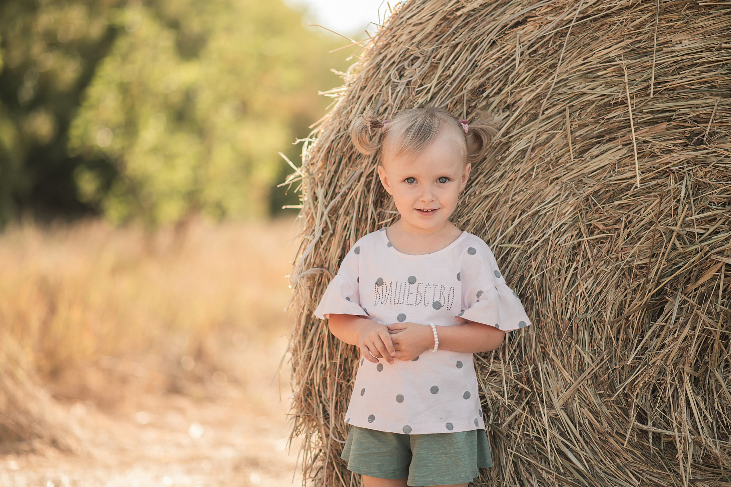 Дочки матери на сене. Семейный фотограф в Оренбурге Анна Рожкова