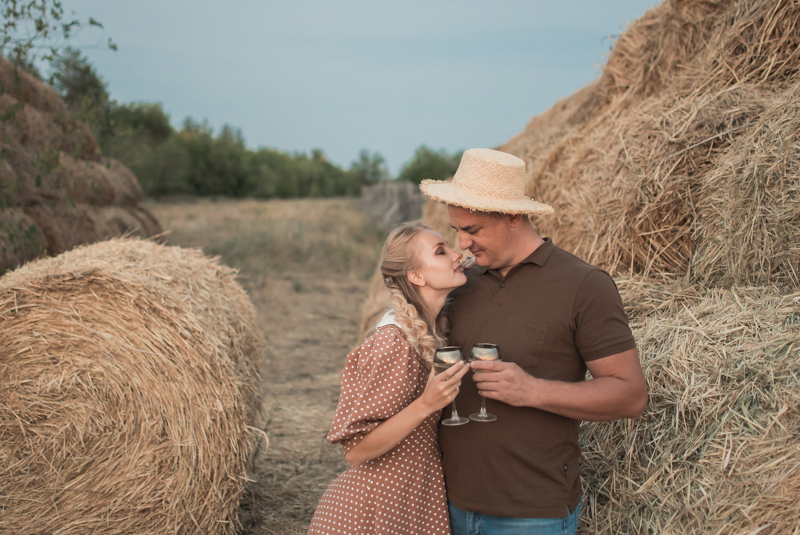 Лавстори Анастасии и Дмитрия в сене. Семейный фотограф в Оренбурге Анна Рожкова