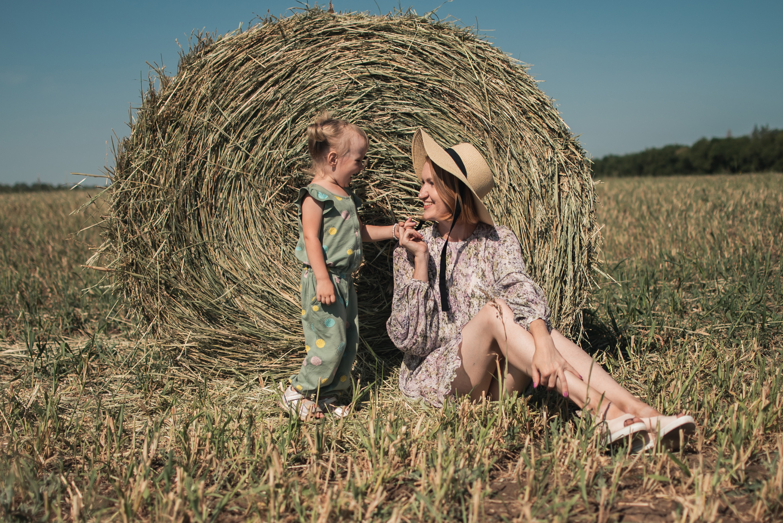 Дочки матери на сене. Семейный фотограф в Оренбурге Анна Рожкова