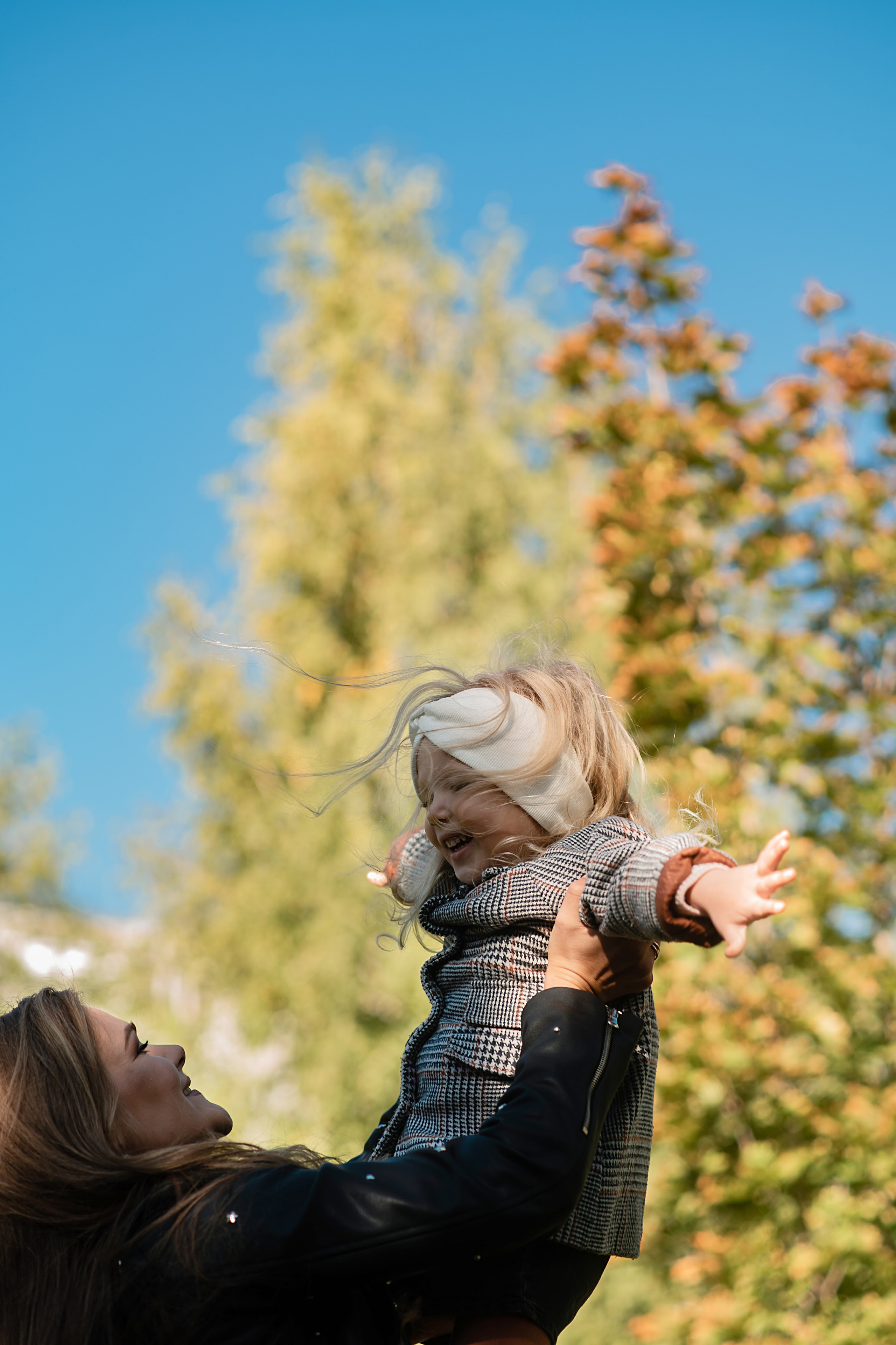 Дочки матери в парке. Семейный фотограф в Оренбурге Анна Рожкова