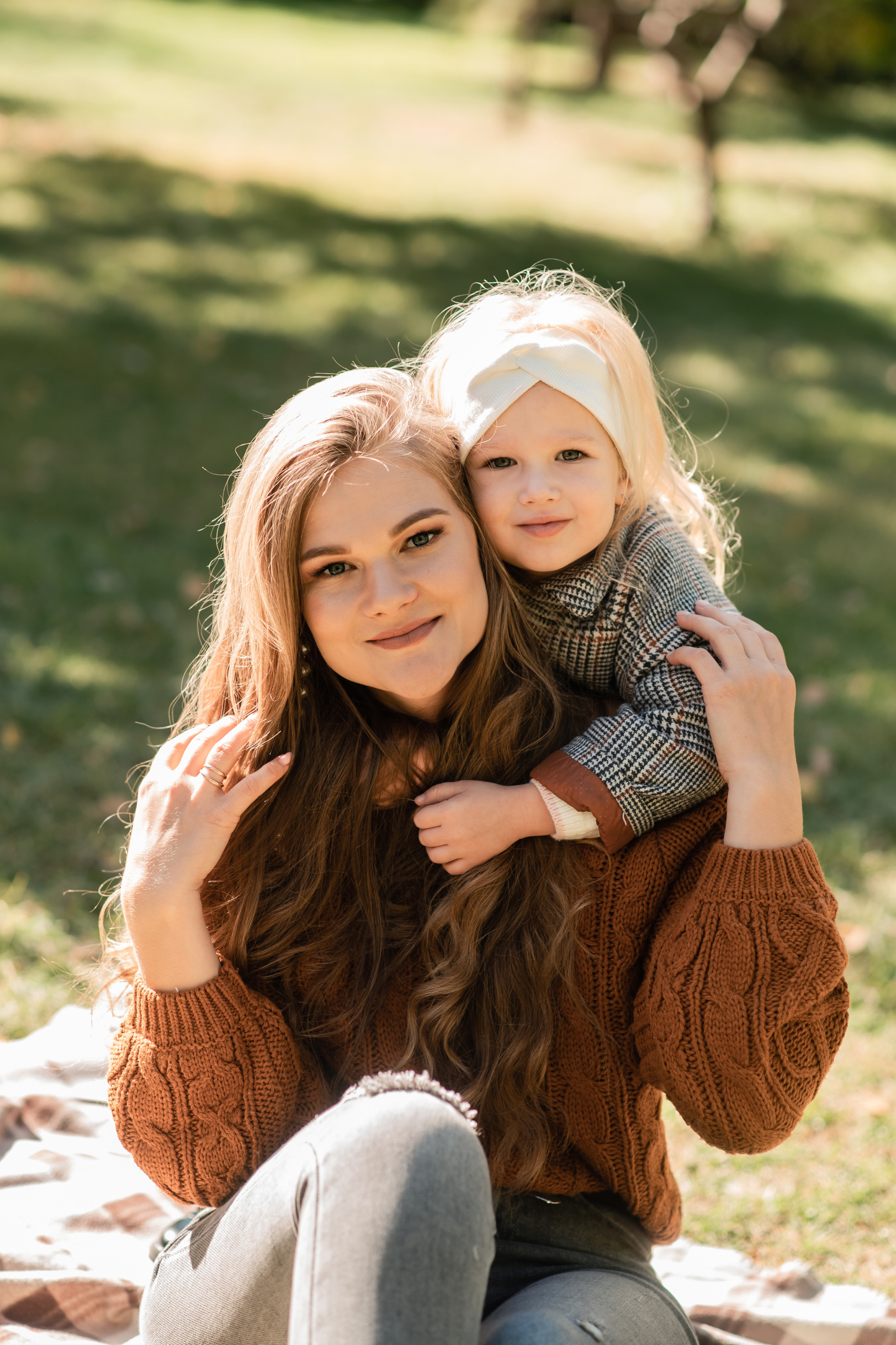 Дочки матери в парке. Семейный фотограф в Оренбурге Анна Рожкова