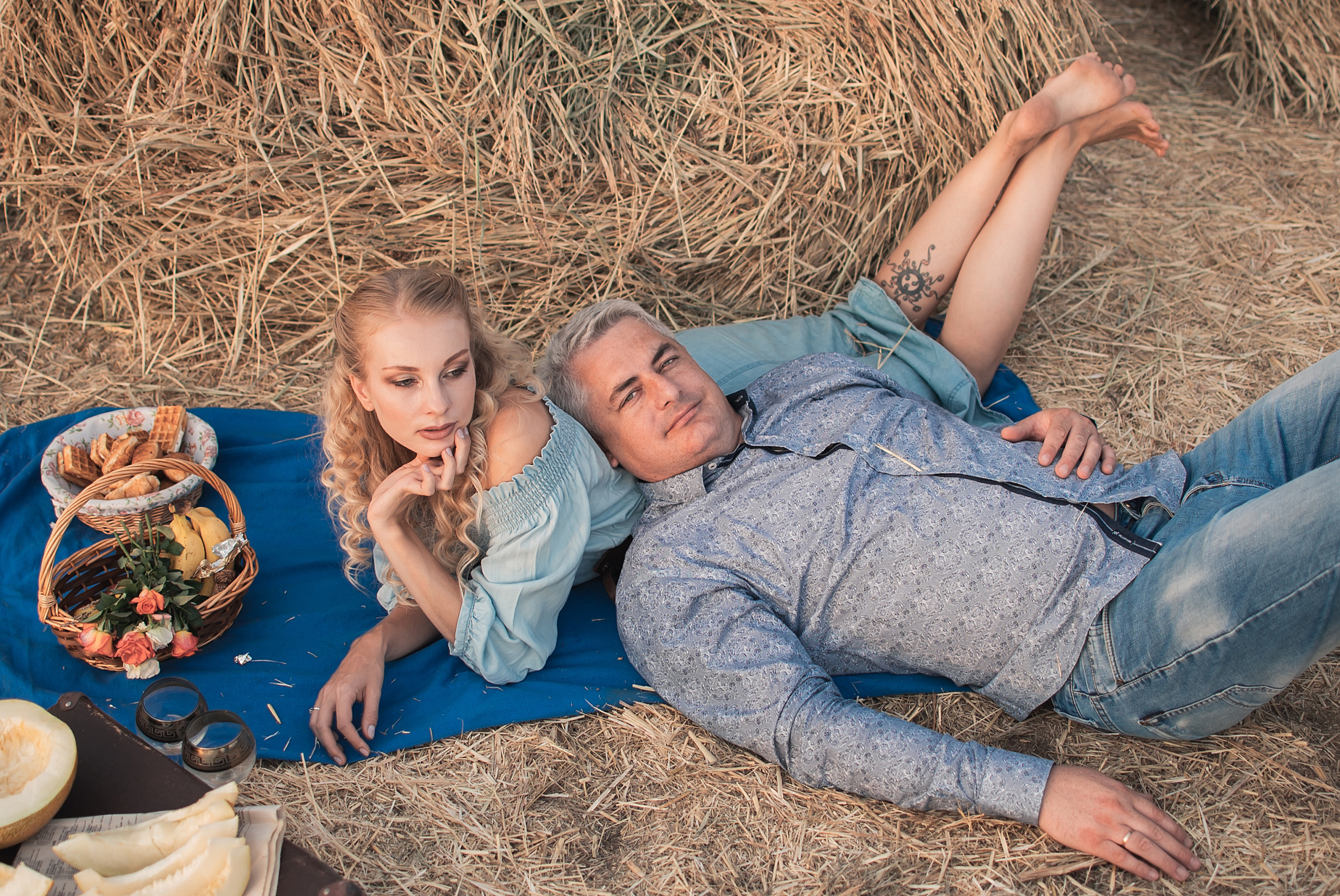 Лавстори Анастасии и Дмитрия в сене. Семейный фотограф в Оренбурге Анна Рожкова