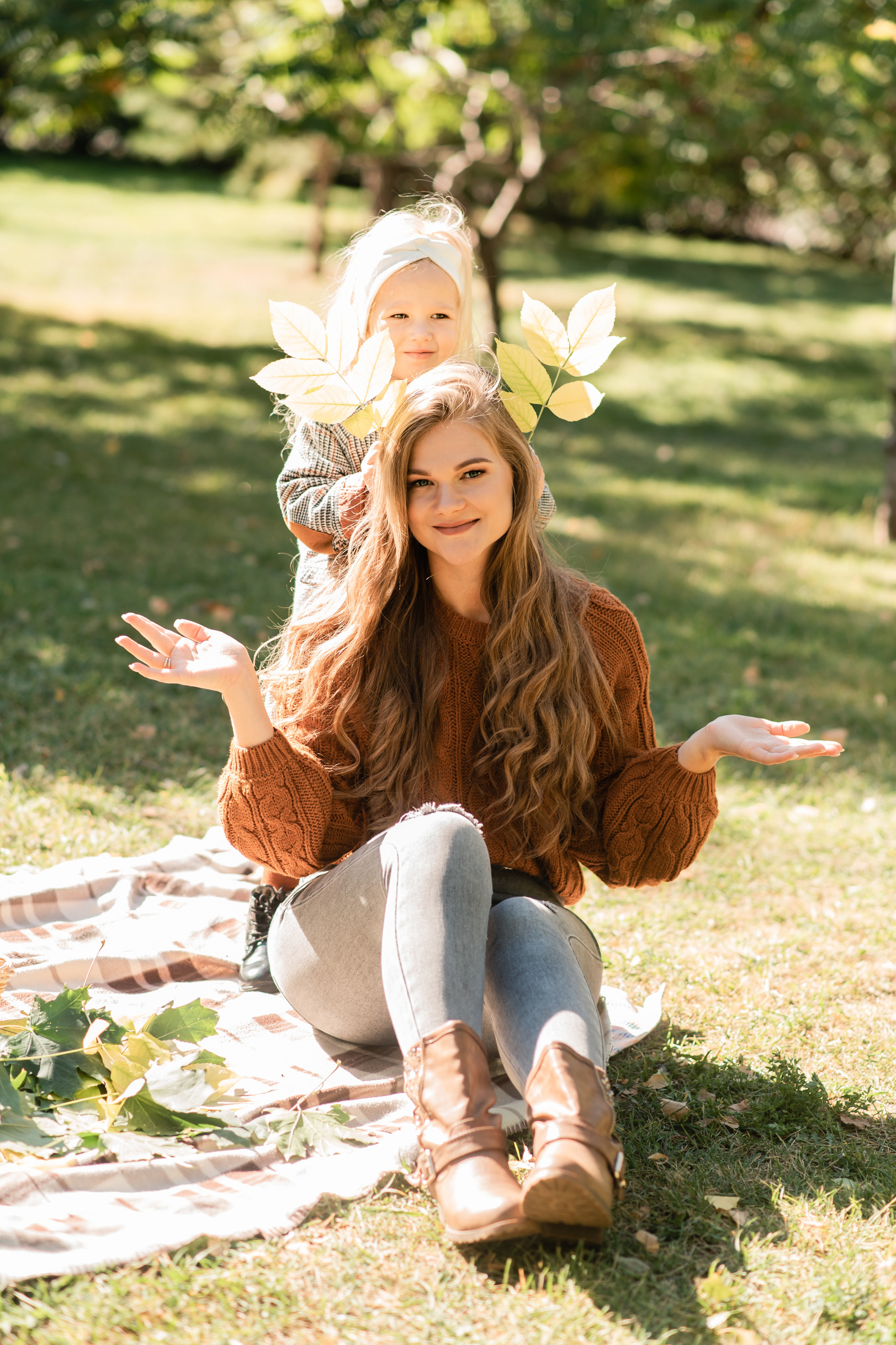 Дочки матери в парке. Семейный фотограф в Оренбурге Анна Рожкова