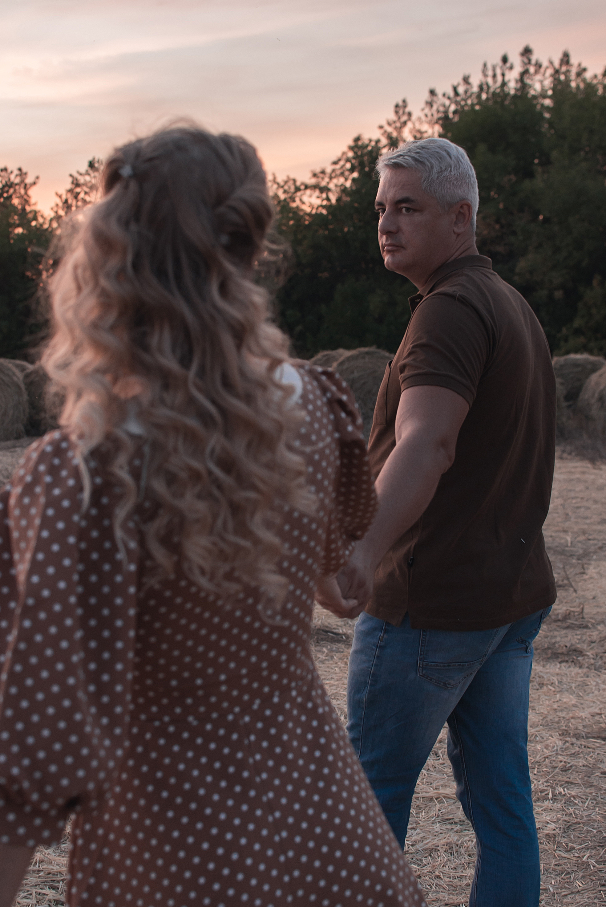 Лавстори Анастасии и Дмитрия в сене. Семейный фотограф в Оренбурге Анна Рожкова