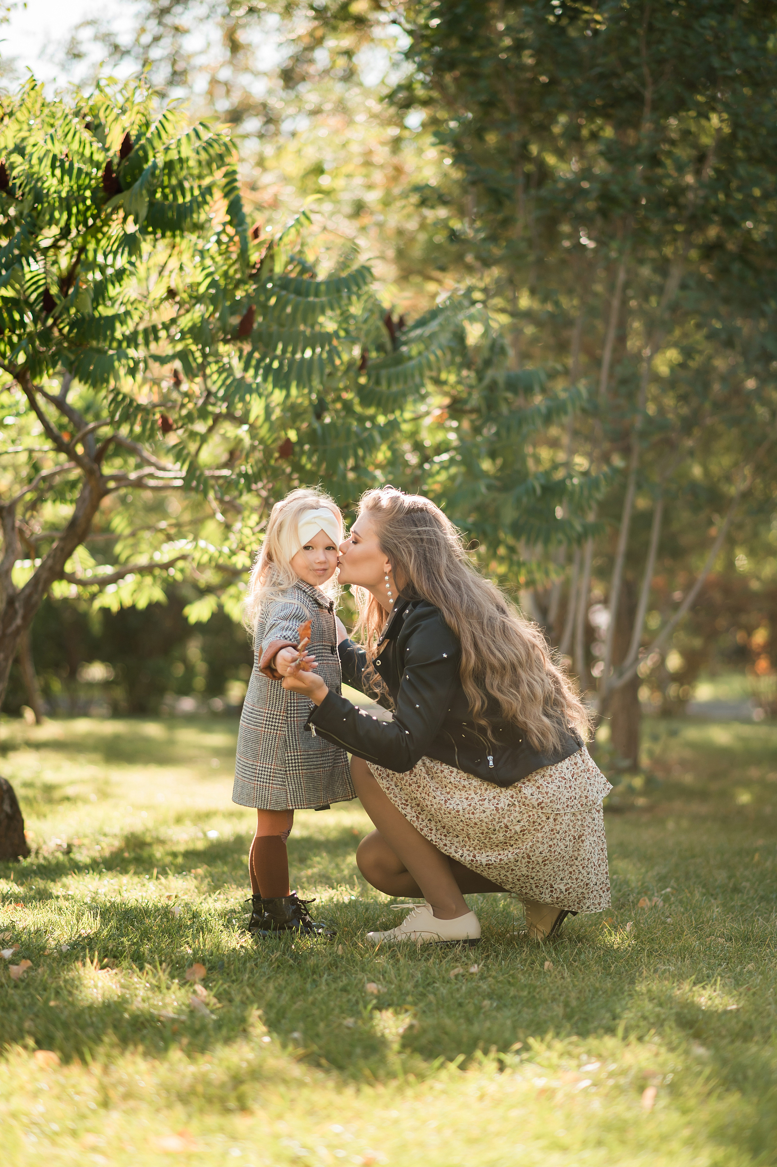 Дочки матери в парке. Семейный фотограф в Оренбурге Анна Рожкова