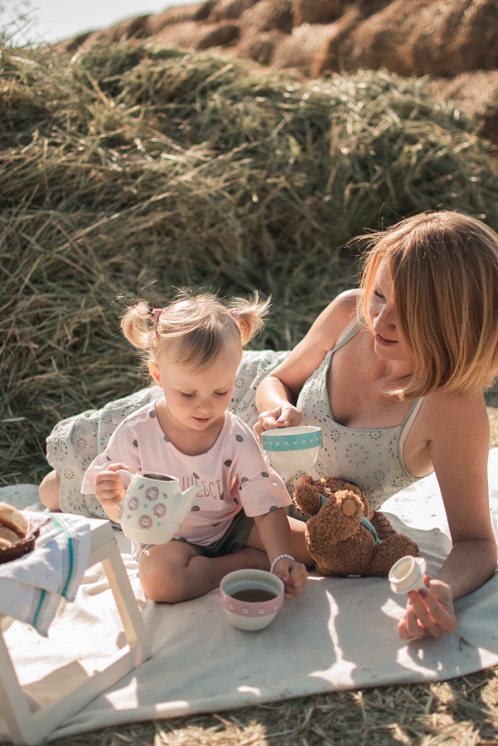 Дочки матери на сене. Семейный фотограф в Оренбурге Анна Рожкова