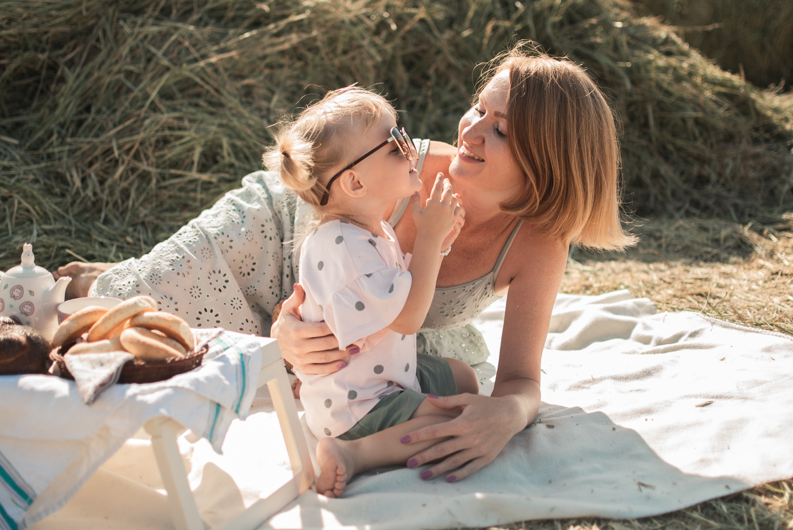 Дочки матери на сене. Семейный фотограф в Оренбурге Анна Рожкова