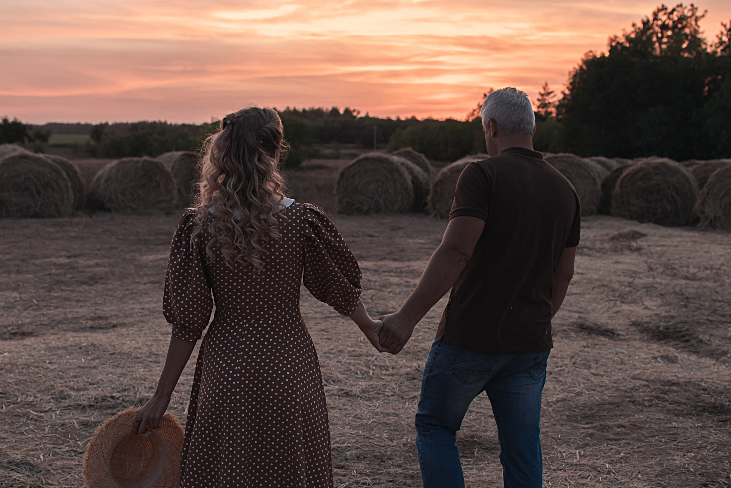 Лавстори Анастасии и Дмитрия в сене. Семейный фотограф в Оренбурге Анна Рожкова