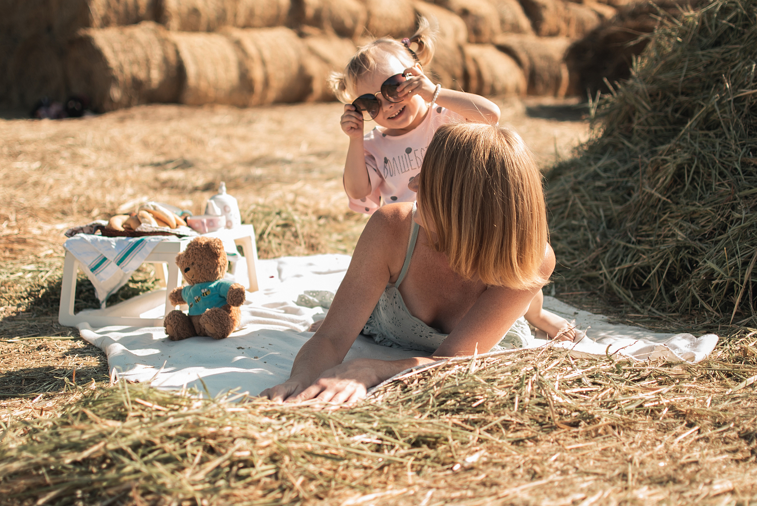 Дочки матери на сене. Семейный фотограф в Оренбурге Анна Рожкова