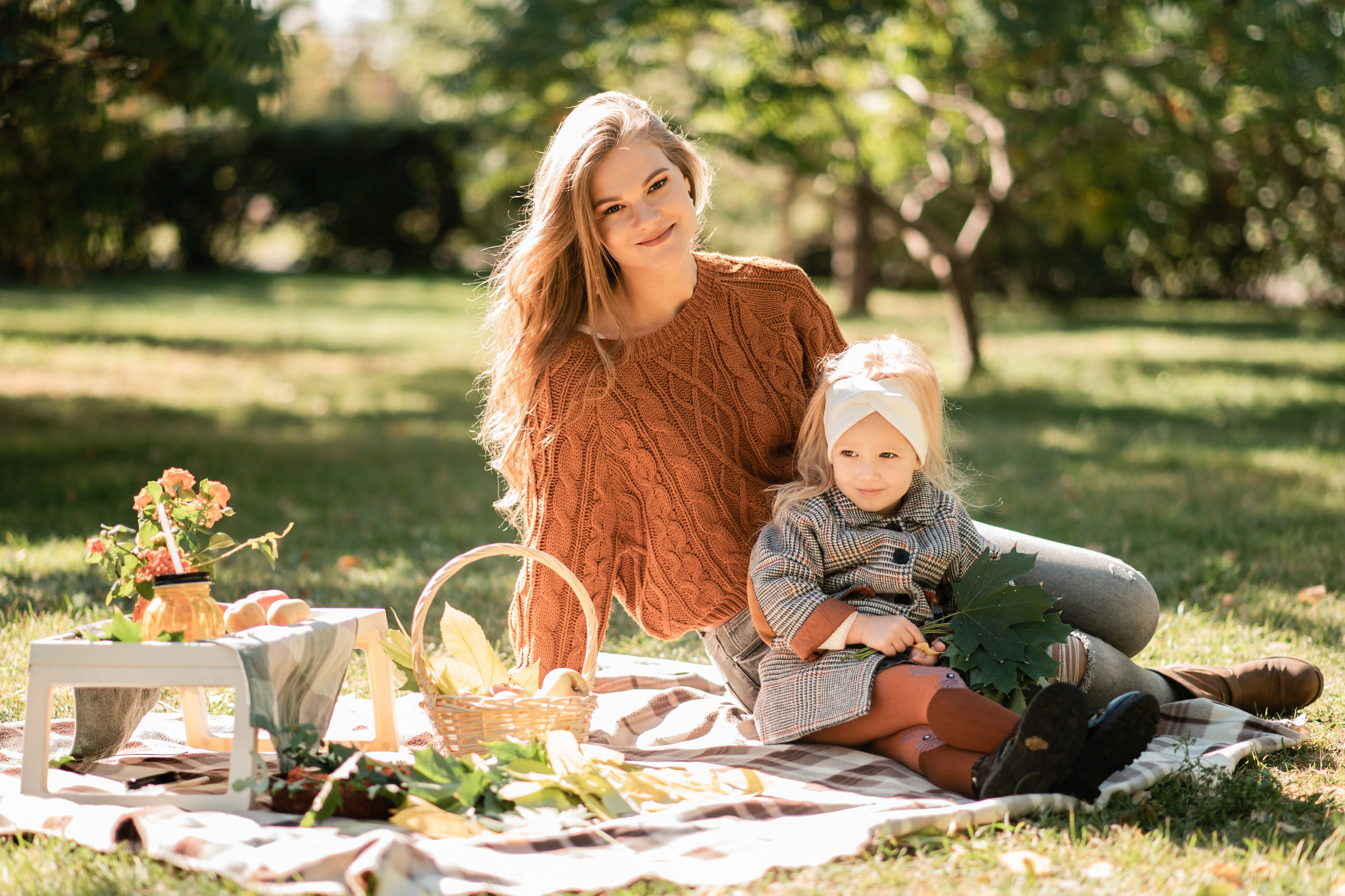 Дочки матери в парке. Семейный фотограф в Оренбурге Анна Рожкова