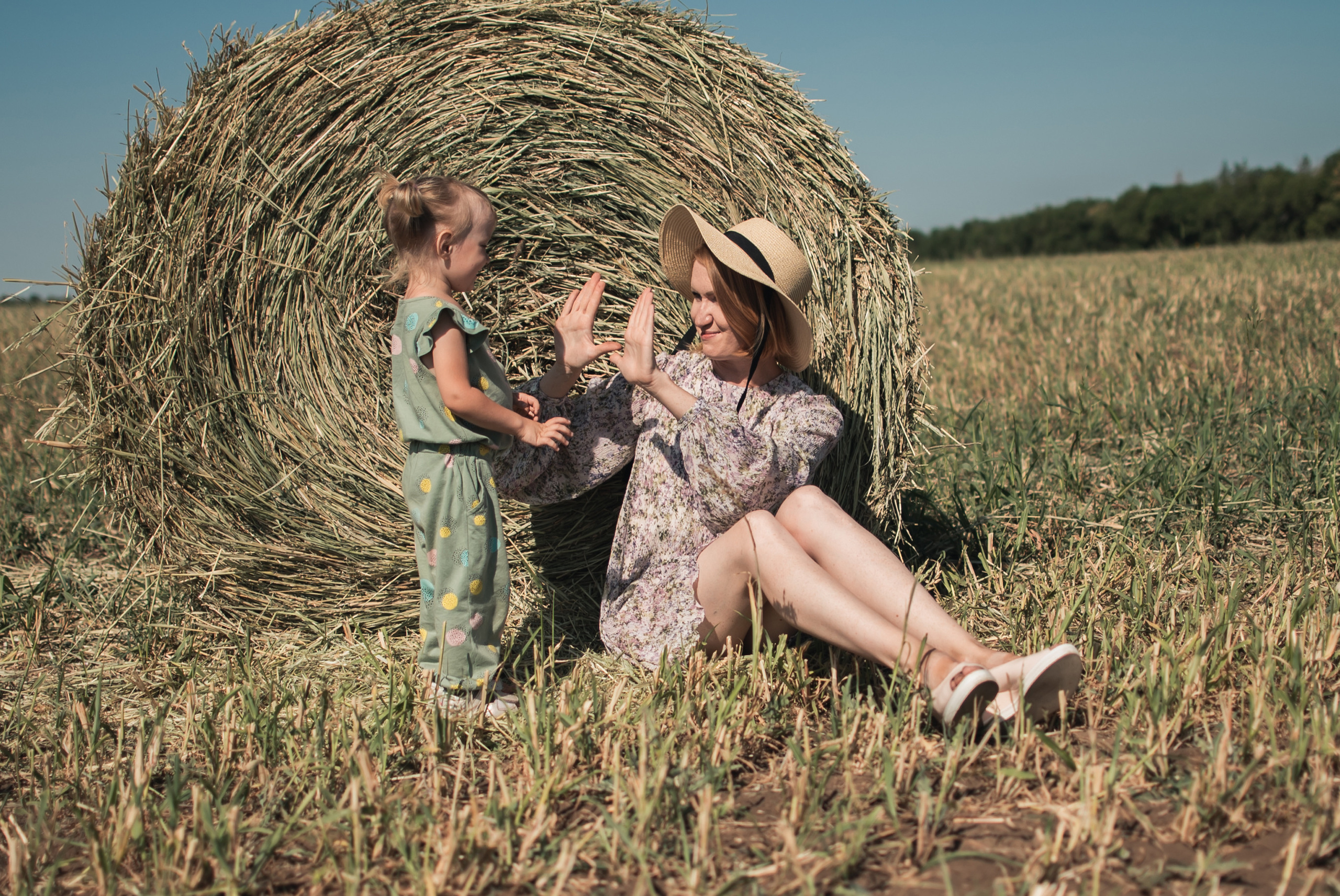 Дочки матери на сене. Семейный фотограф в Оренбурге Анна Рожкова