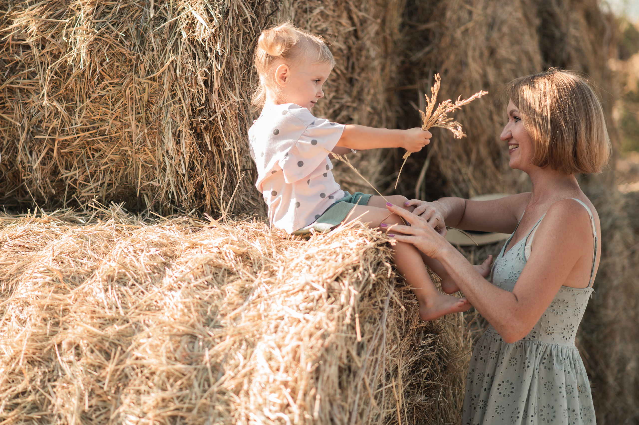 Дочки матери на сене. Семейный фотограф в Оренбурге Анна Рожкова