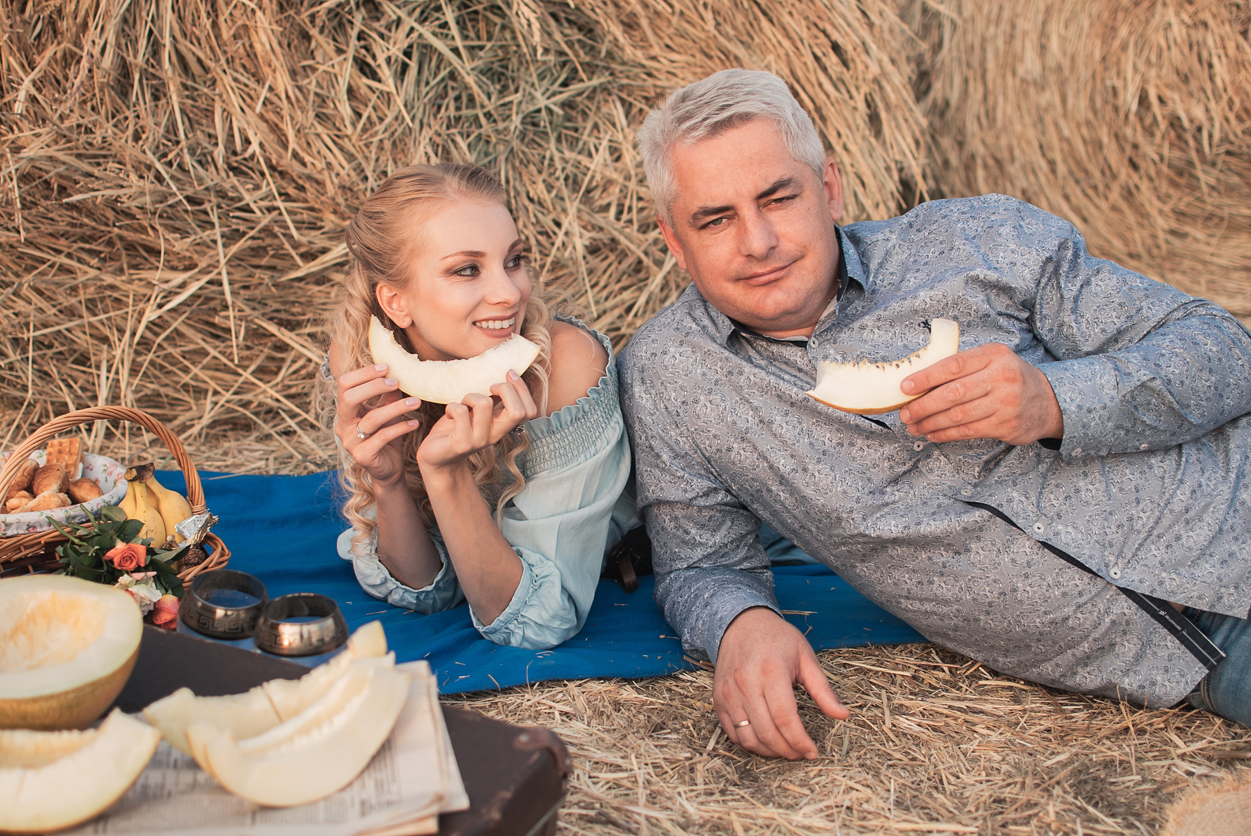 Лавстори Анастасии и Дмитрия в сене. Семейный фотограф в Оренбурге Анна Рожкова