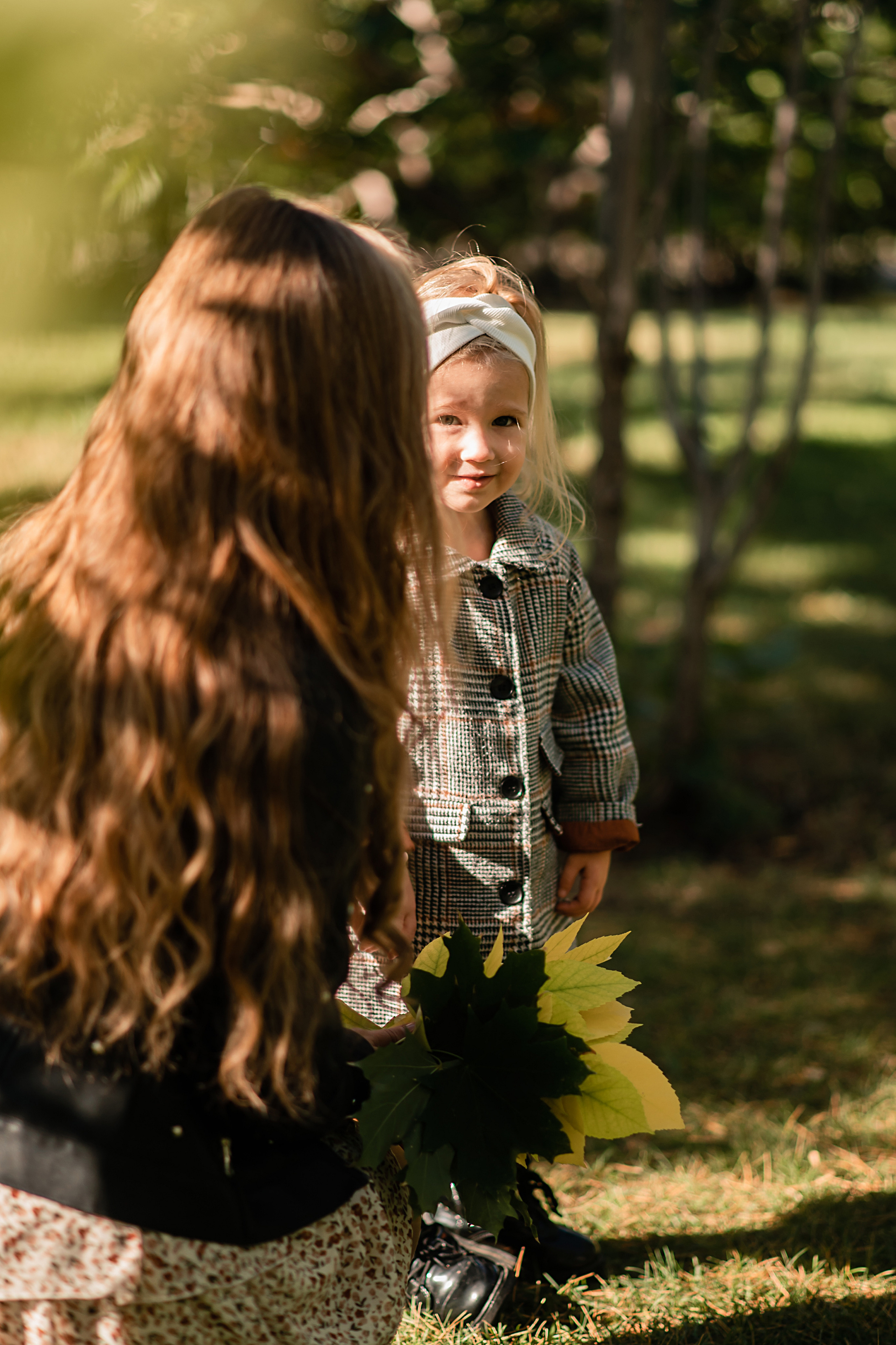 Дочки матери в парке. Семейный фотограф в Оренбурге Анна Рожкова
