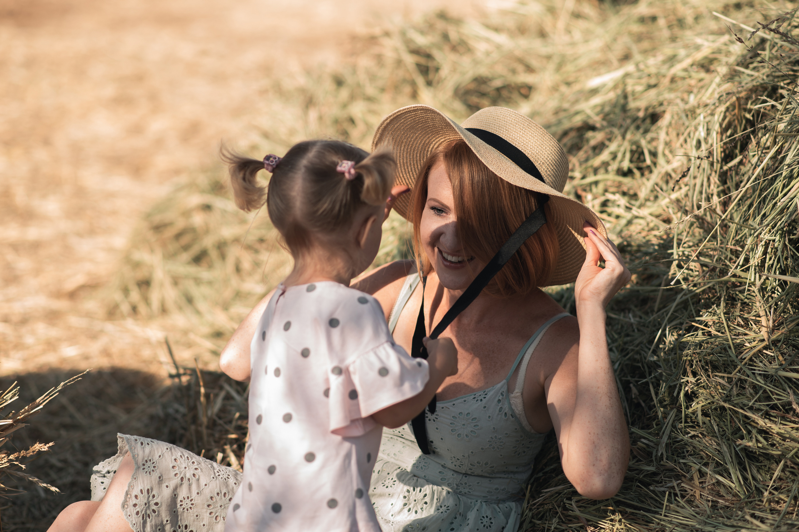 Дочки матери на сене. Семейный фотограф в Оренбурге Анна Рожкова