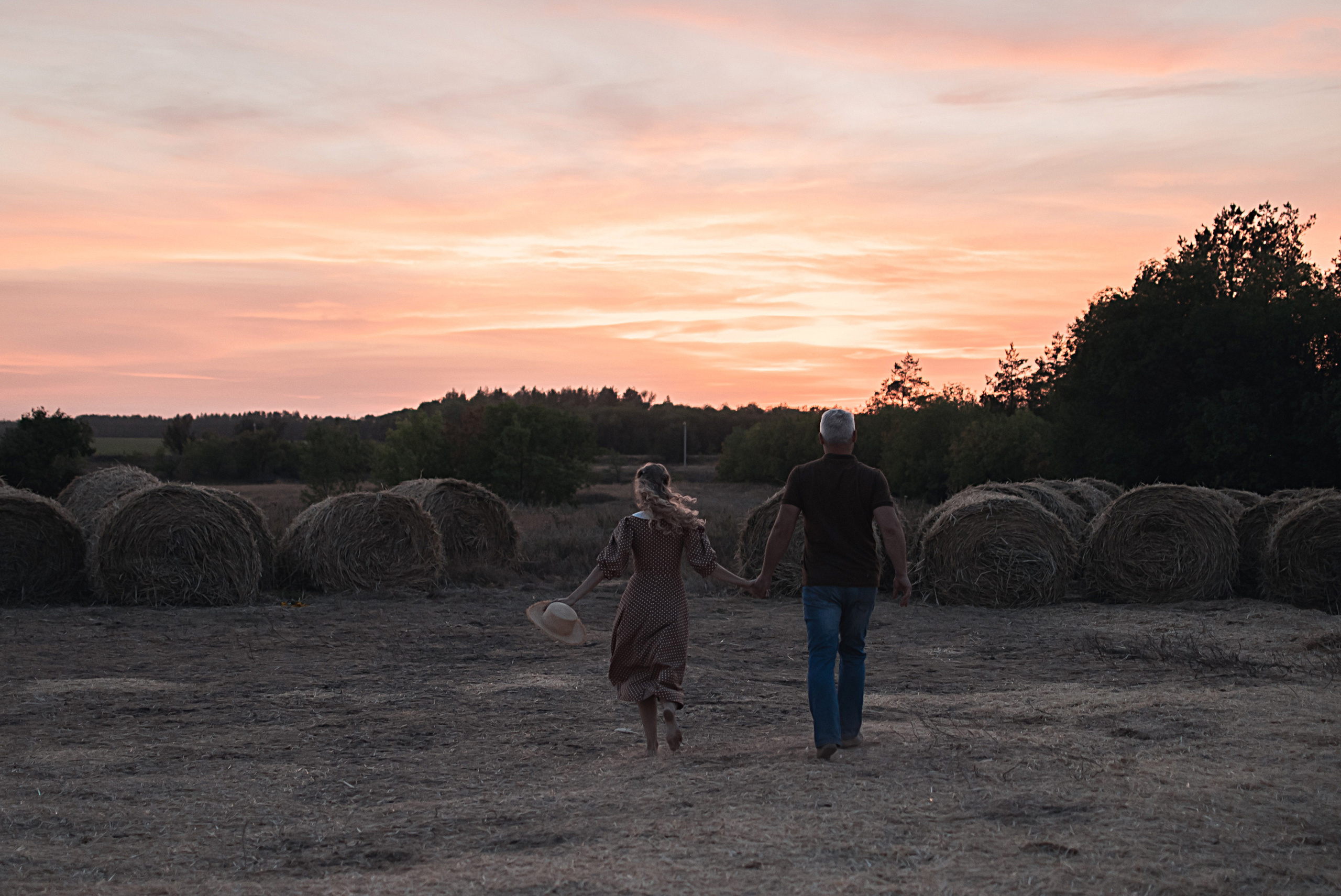 Лавстори Анастасии и Дмитрия в сене. Семейный фотограф в Оренбурге Анна Рожкова