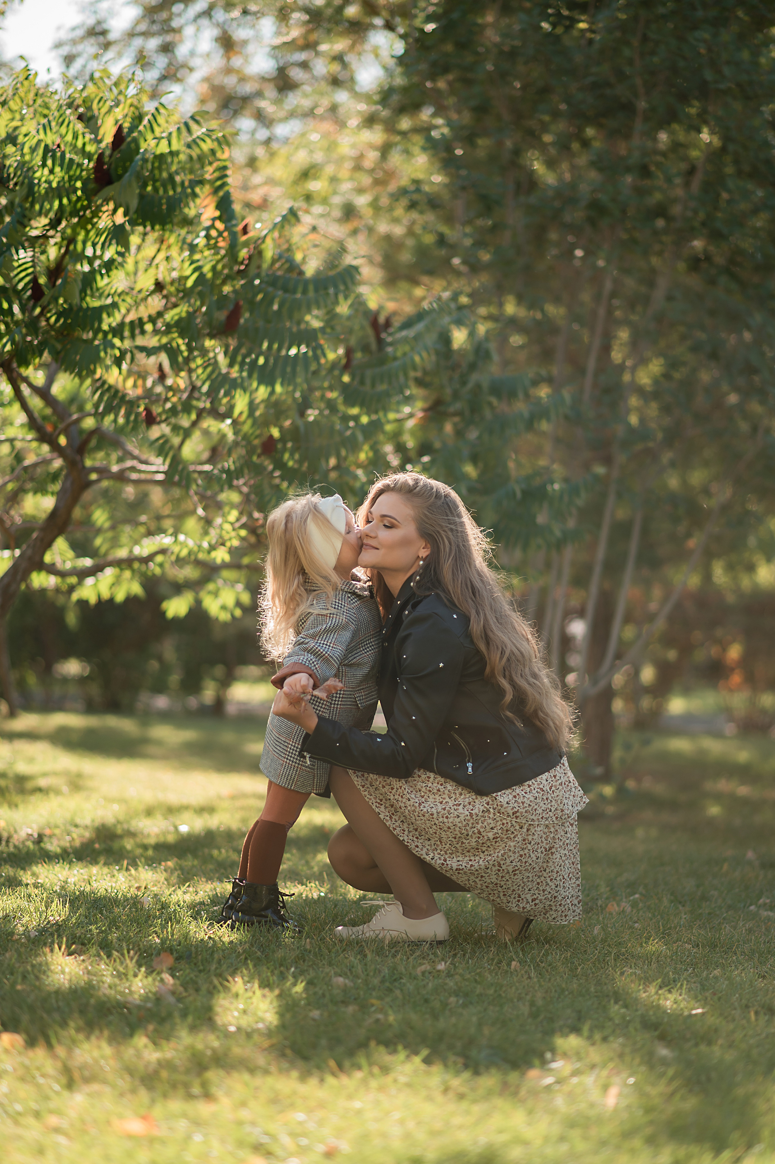 Дочки матери в парке. Семейный фотограф в Оренбурге Анна Рожкова