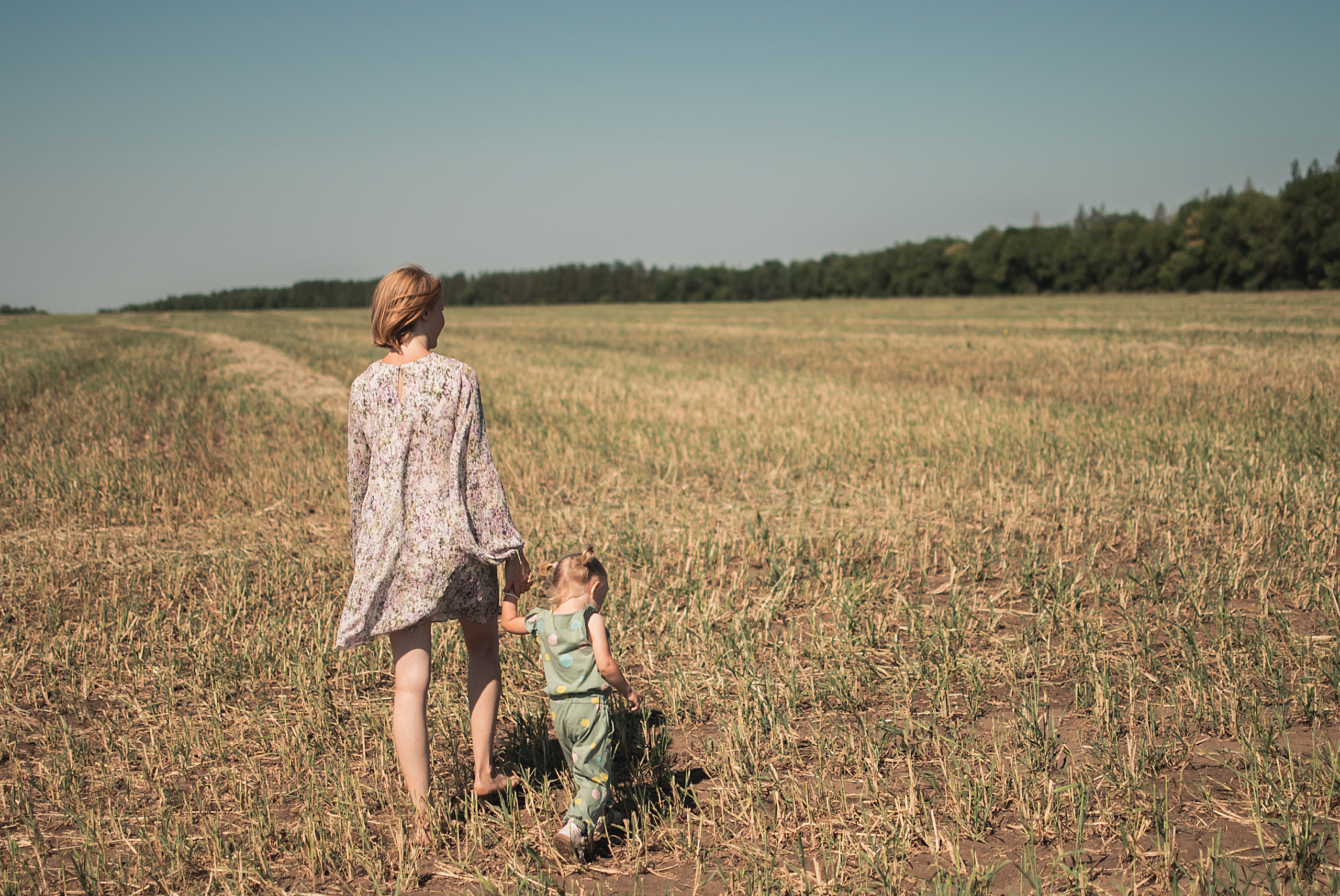 Дочки матери на сене. Семейный фотограф в Оренбурге Анна Рожкова