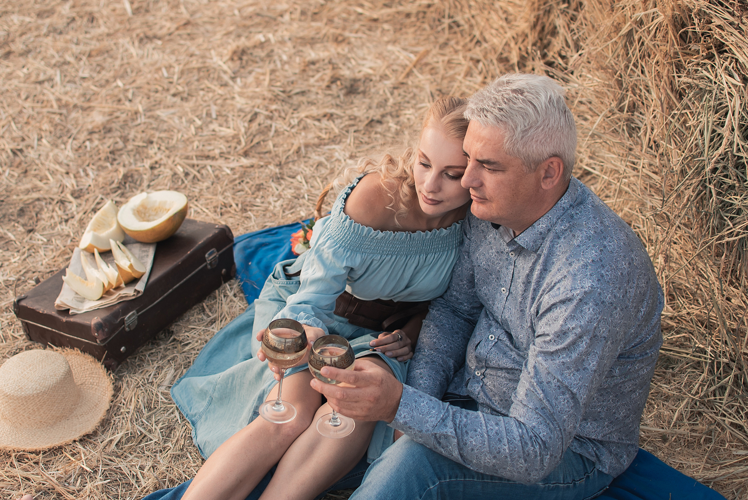 Лавстори Анастасии и Дмитрия в сене. Семейный фотограф в Оренбурге Анна Рожкова