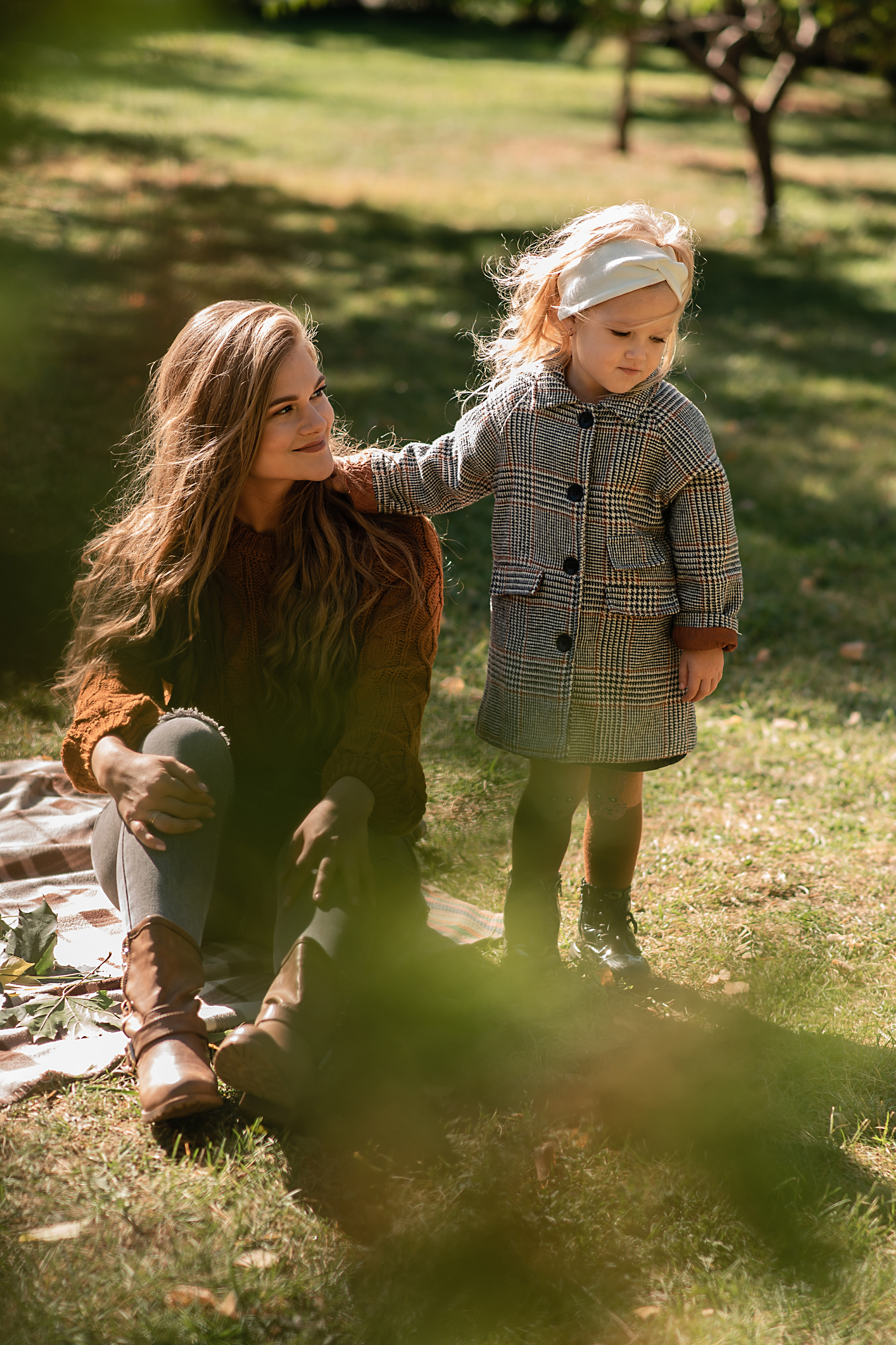 Дочки матери в парке. Семейный фотограф в Оренбурге Анна Рожкова