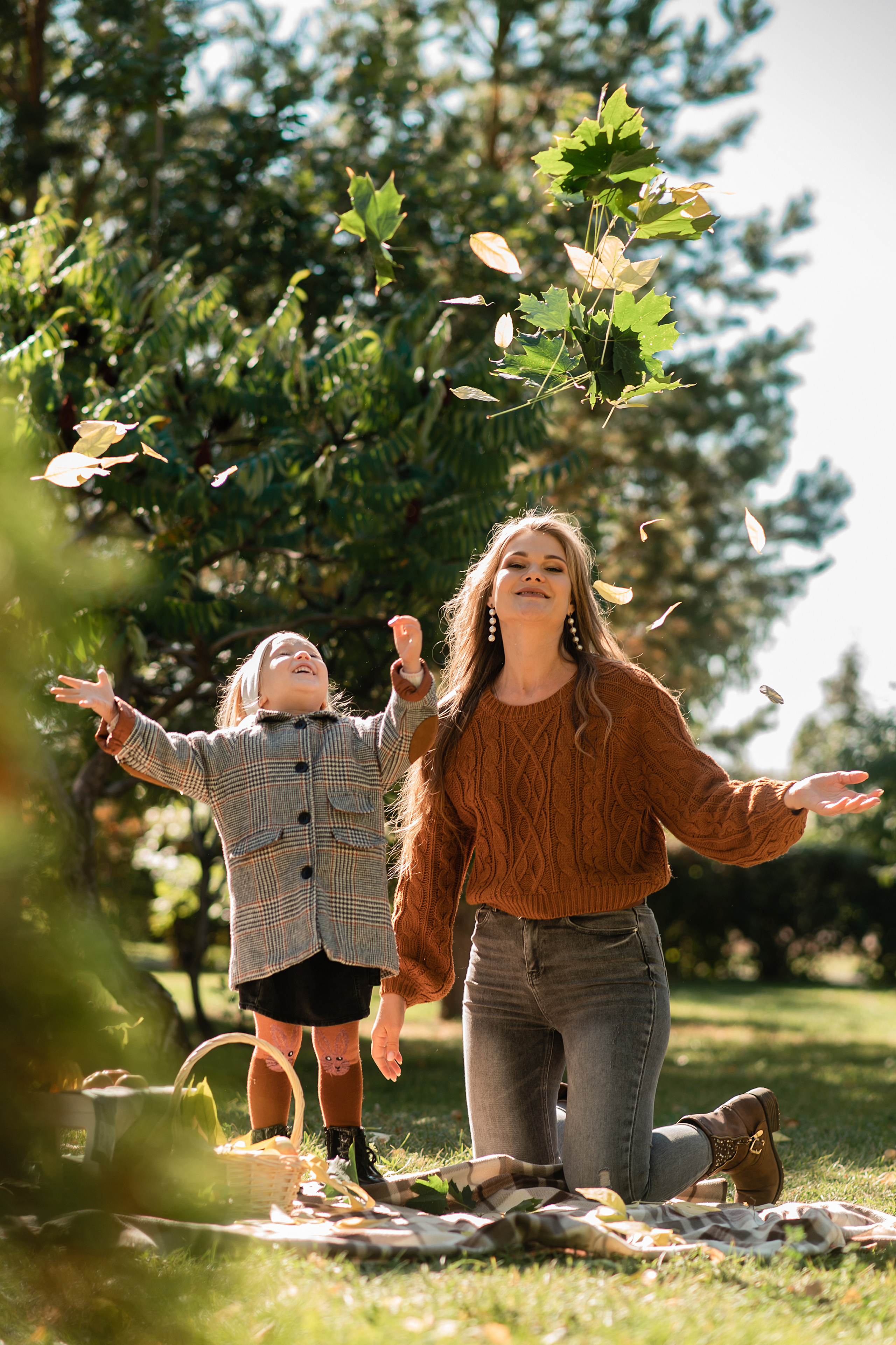 Дочки матери в парке. Семейный фотограф в Оренбурге Анна Рожкова